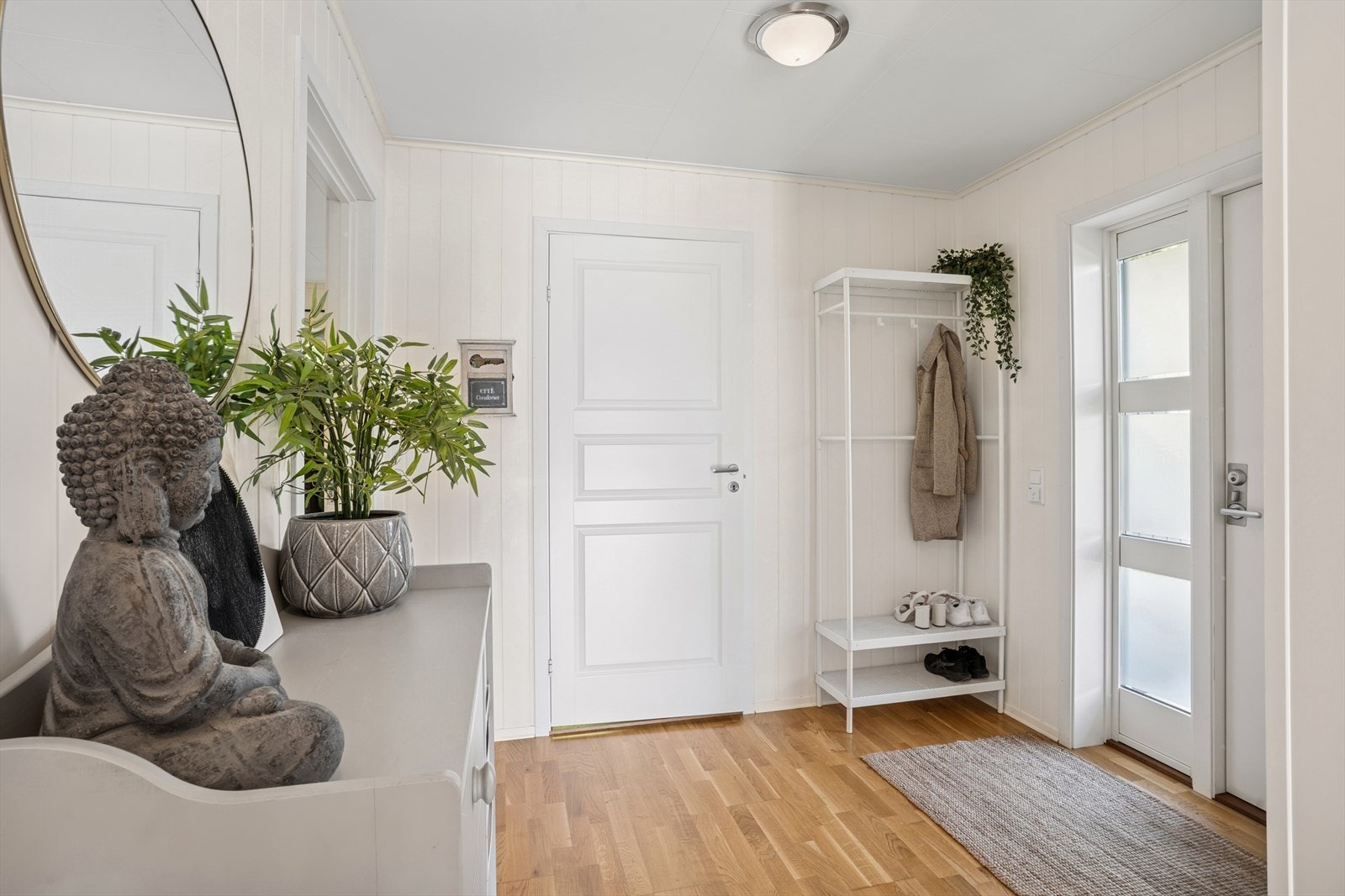 Entréen er romslig og har rikelig med plass for oppbevaring av yttertøy og sko. Galleribilde