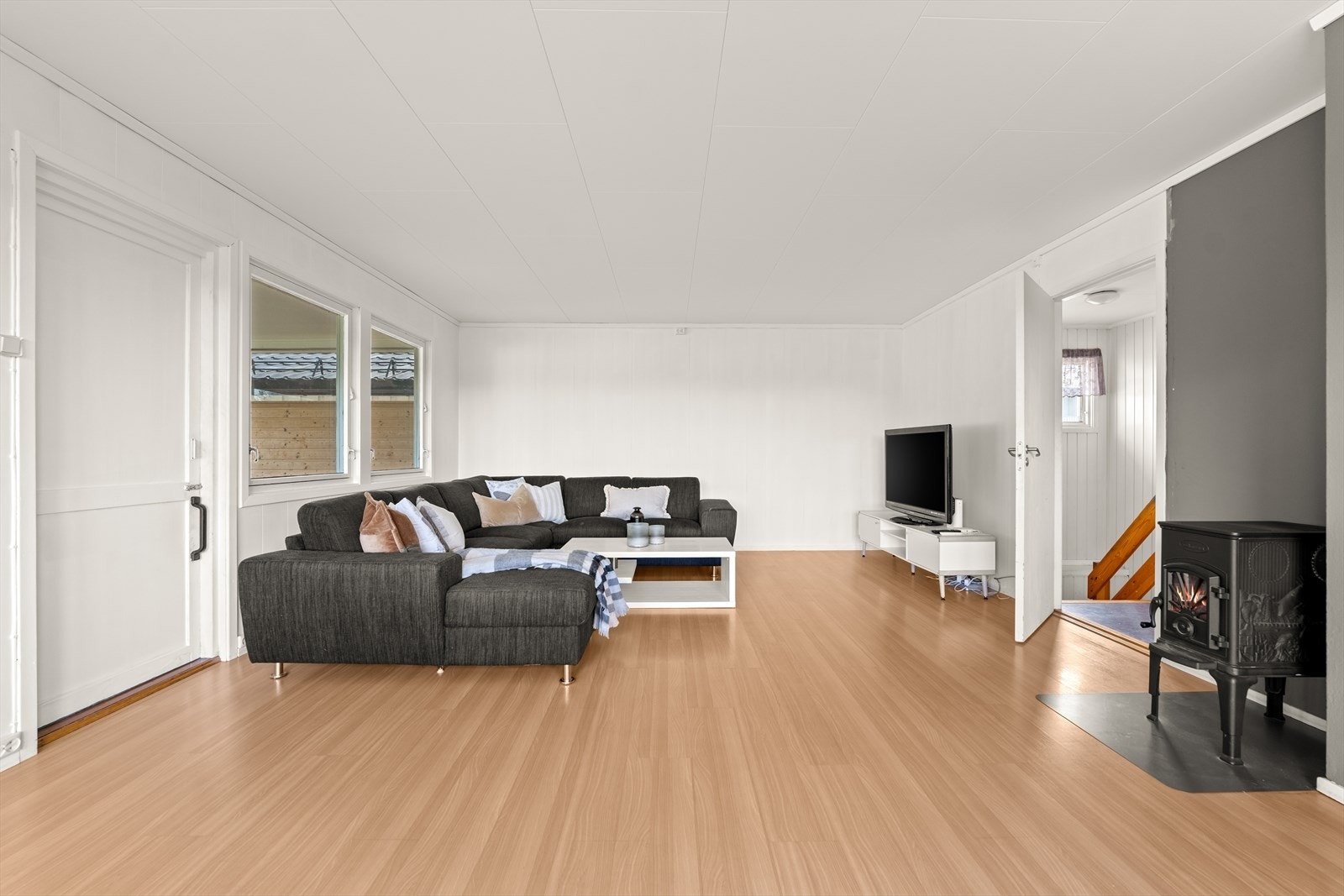 Eiendommen har en pent opparbeidet hage tilknyttet direkte nærhet til friluftsliv. Ca. 1 km til skole og barnehage. Galleribilde