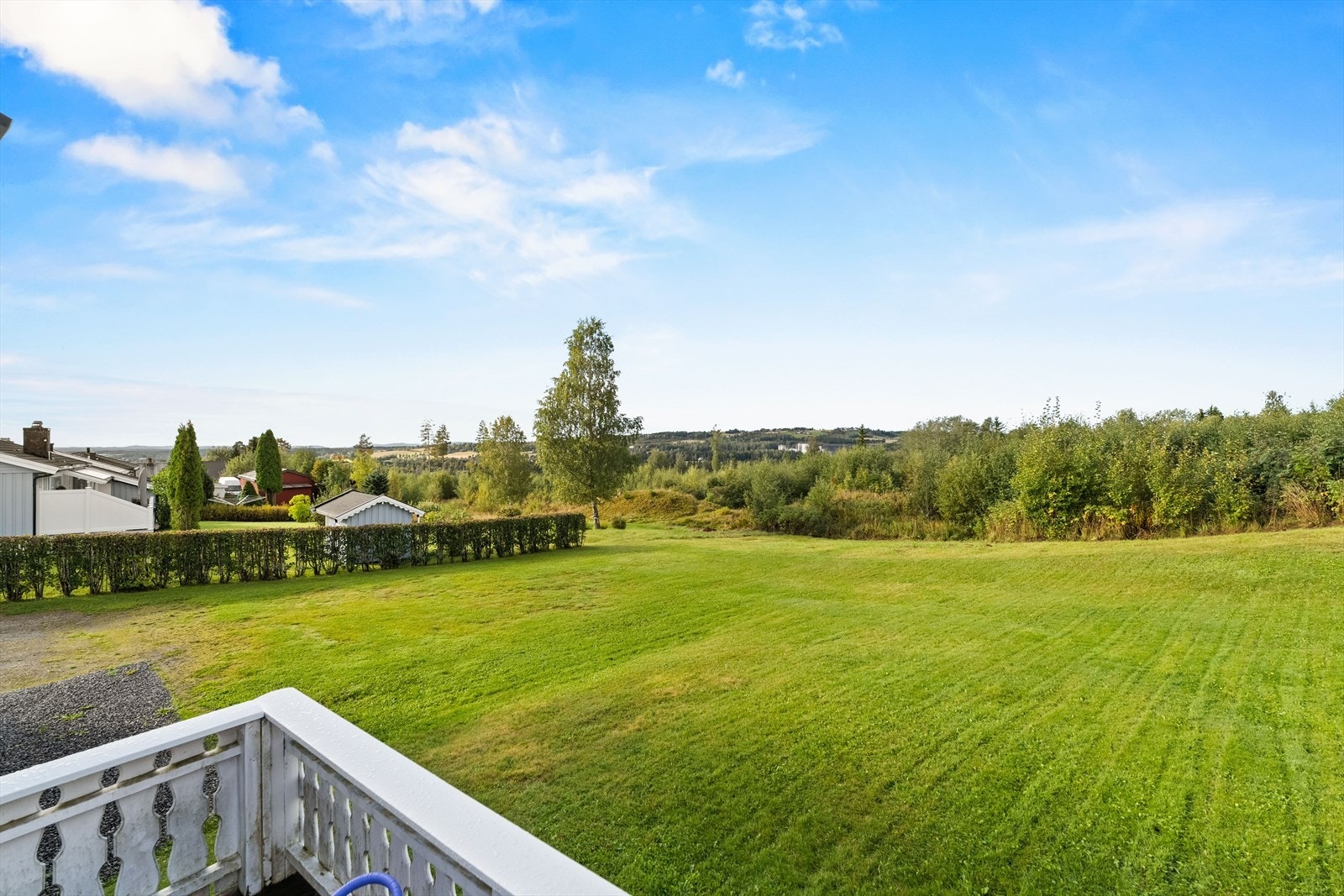 Eiendommen har en romslig tomt med pent opparbeidet hage. Galleribilde