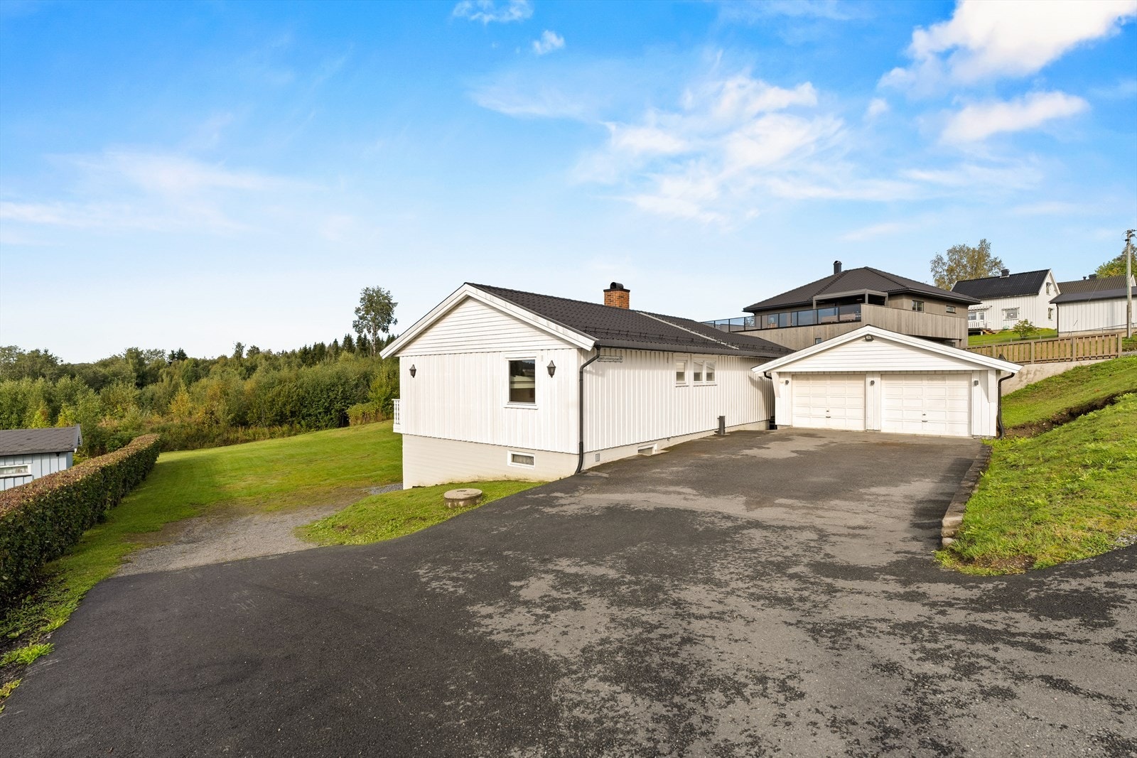 Parkering i dobbel garasje, samt parkering på asfaltert gårdsplass. Galleribilde