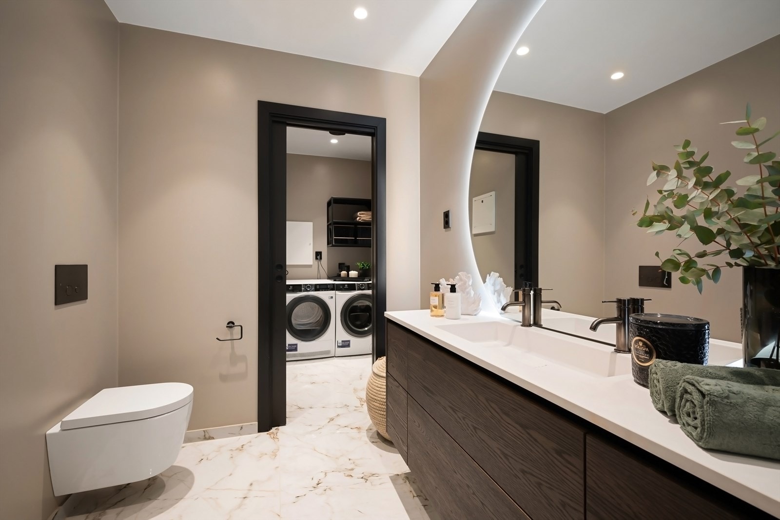 Svært praktisk vaskesone på innsiden av badet. Skilles av med skyvedør. Galleribilde