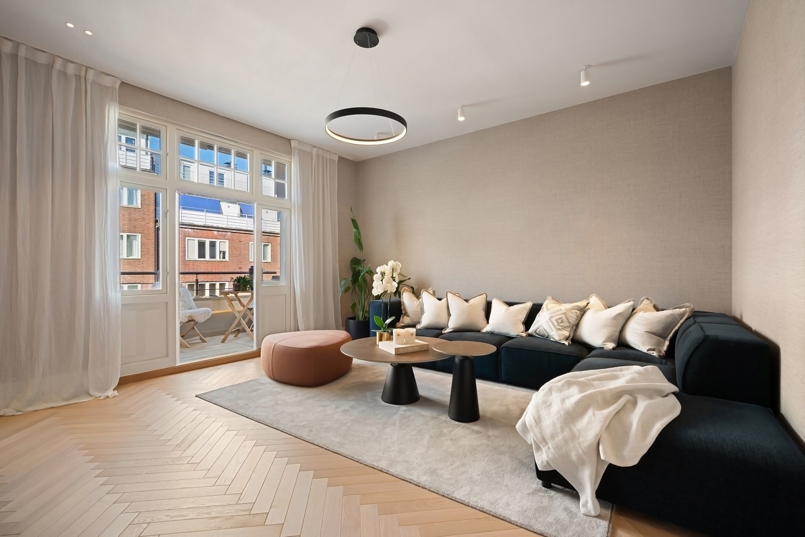 Lekker TV-stue med god plass til romslig sofa og daybed. Galleribilde