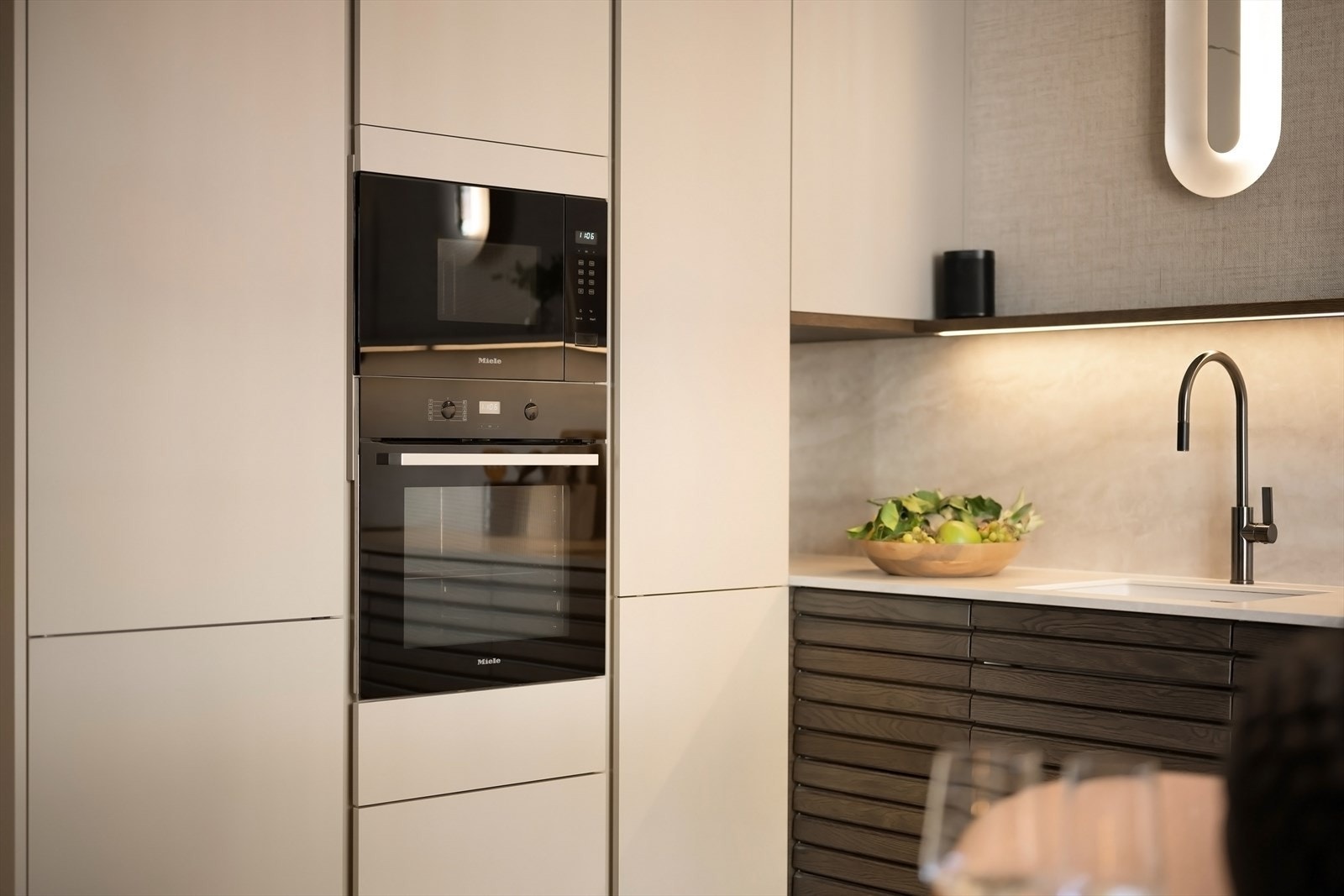 Integrerte hvitevarer fra bl.a. Miele som platetopp med benkeventilator, stekeovn, micro, oppvaskmaskin, vinskap og kjøleskap med frysedel. Galleribilde