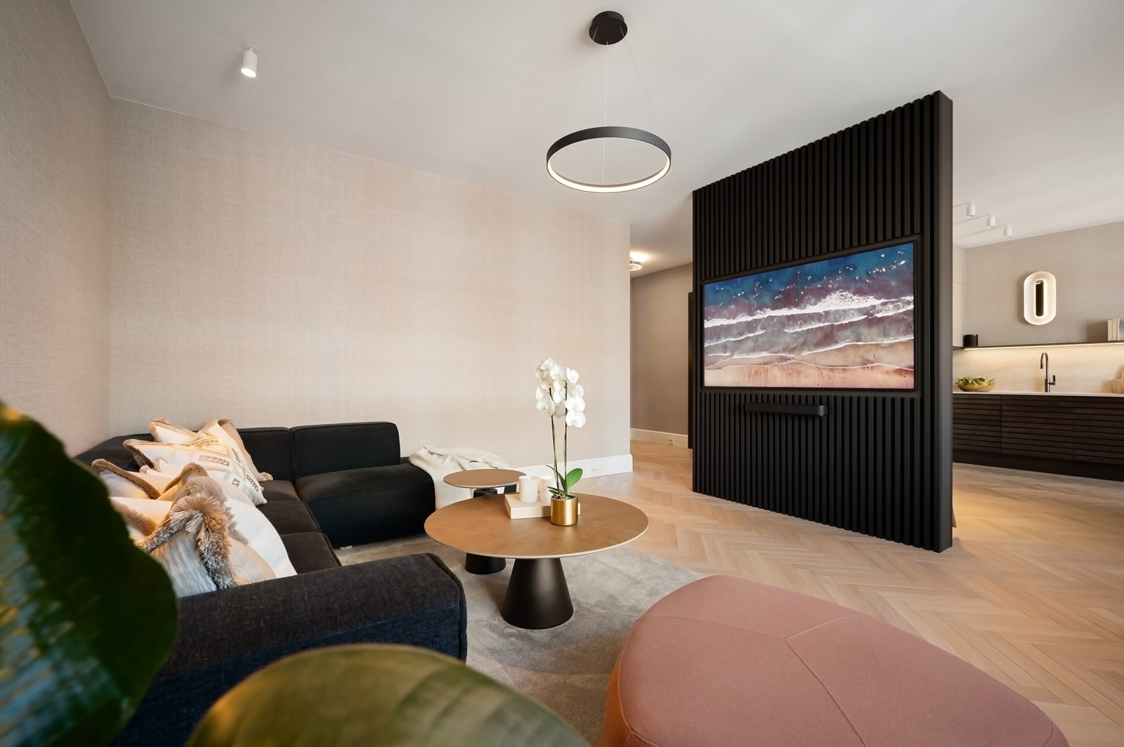 Takhøyde på 2,83m og avrettede gulv med gulvvarme. Galleribilde