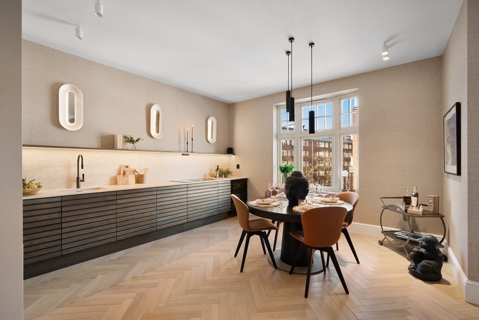 Eksklusiv designleilighet, omfattende pusset opp i 2023, med førsteklasses materialvalg og gjennomført stil. Galleribilde