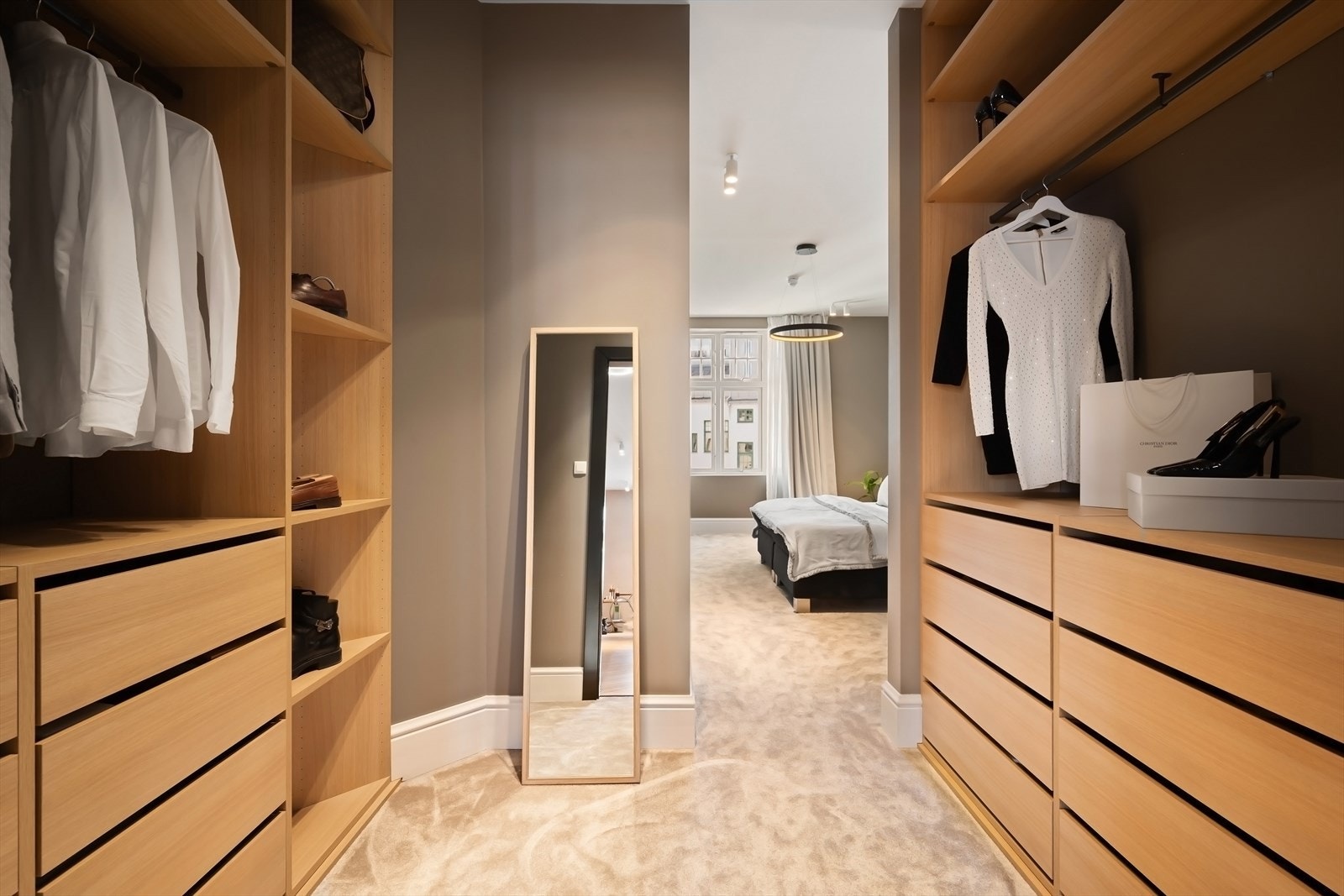 Raus master med mykt teppegulv og walk-in closet. Galleribilde