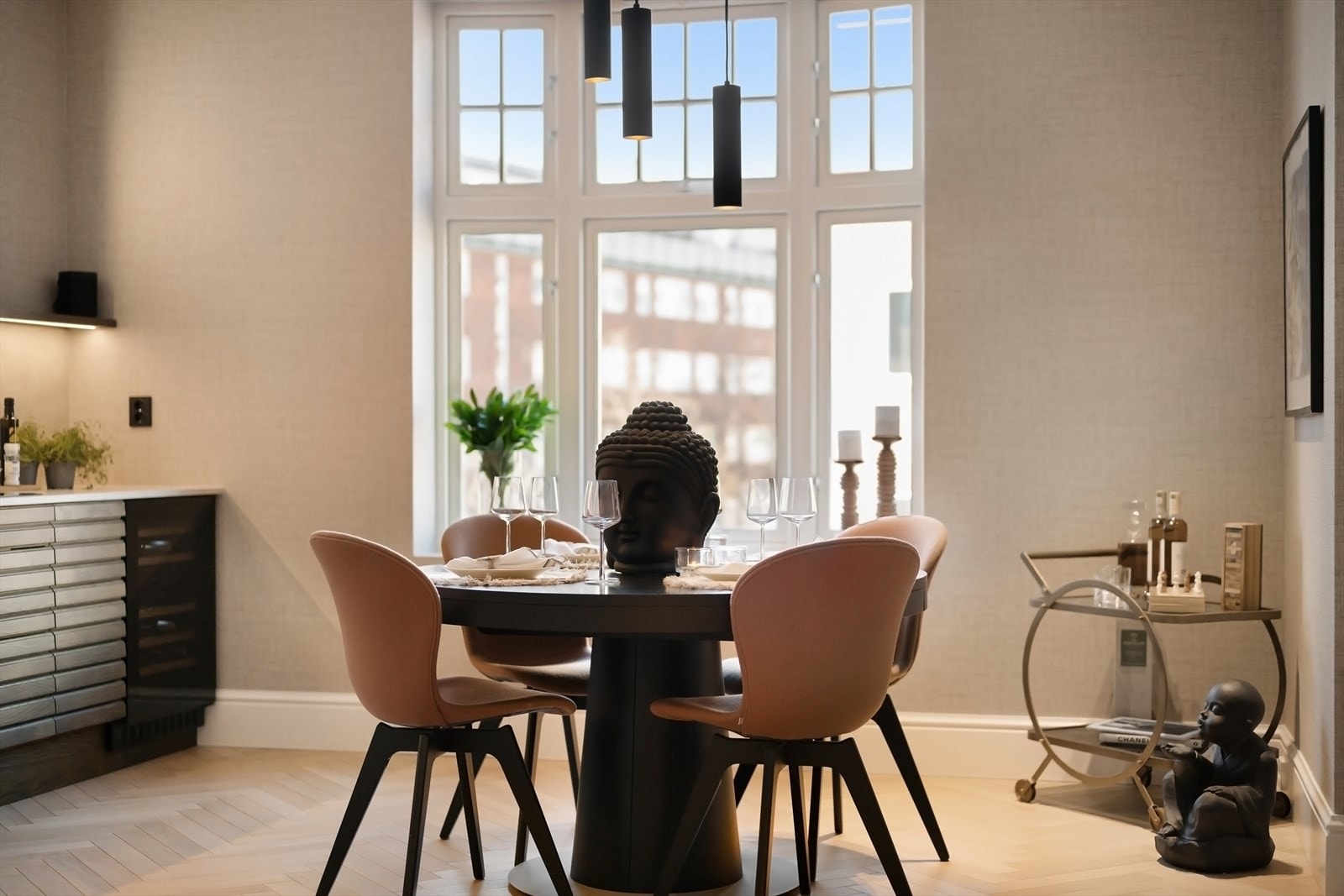 Det er god plass til spisebord i kjøkkensonen. Hyggelig plassering ved vindu. Nye 3-lags isolerglassvinduer i hele leiligheten. Galleribilde