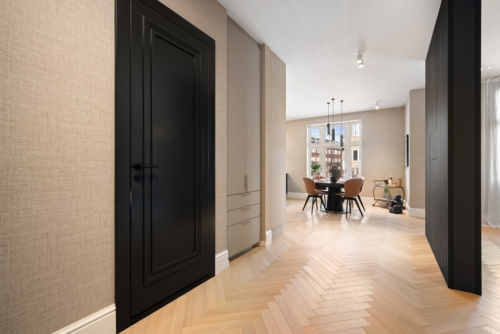 Entré/hall med snekkertilpasset garderobeskap. Galleribilde