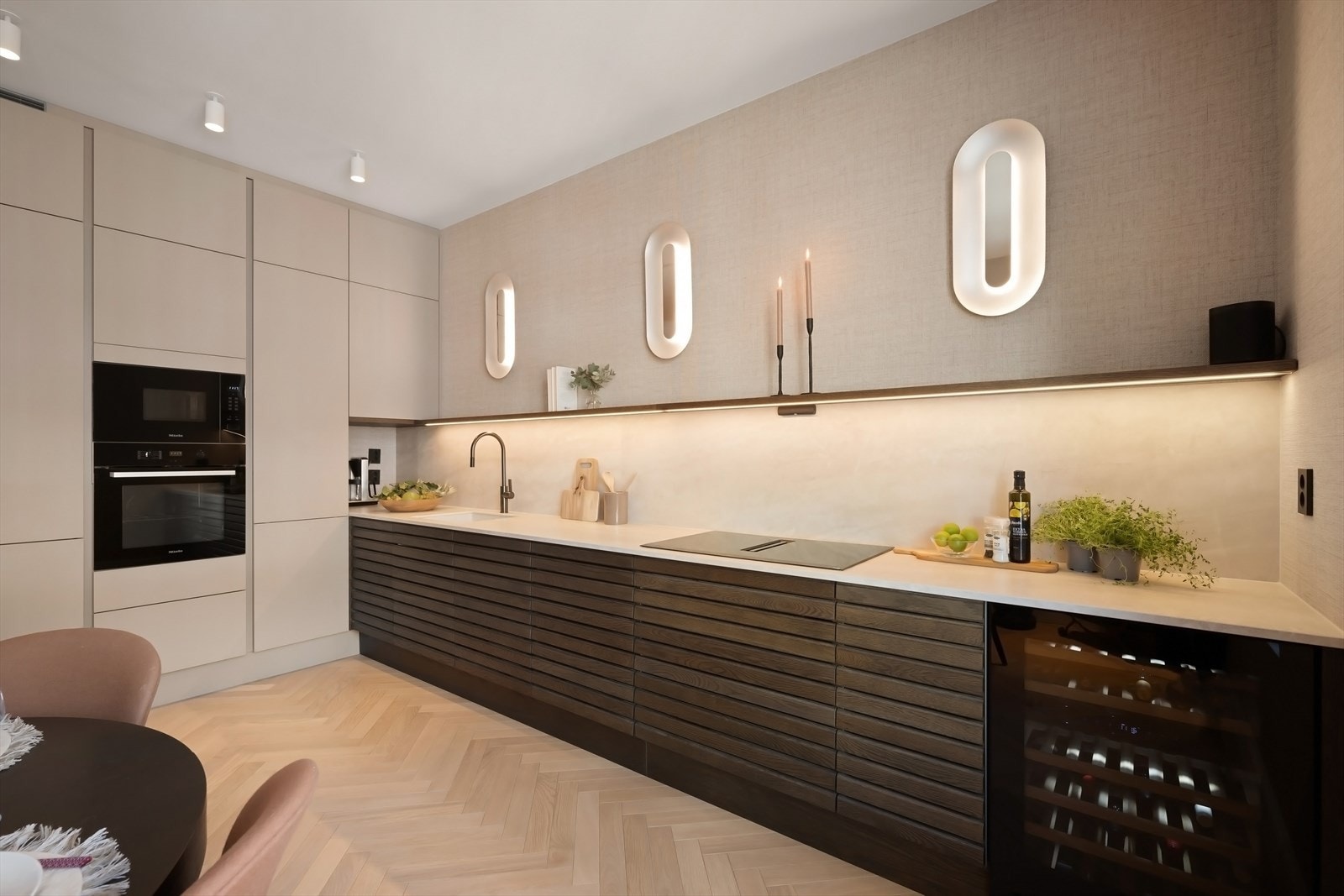 Benkeplate og backsplash i keramikk (Taj Mahal). Rikelig med innebygde stikk. Galleribilde