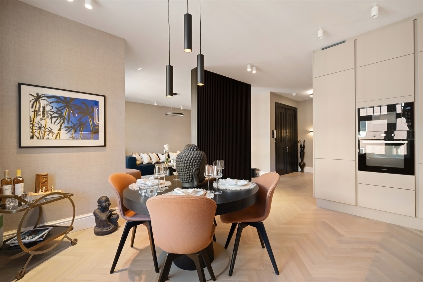 Leilighetens stuer er skilt med en spilevegg, hvor alt teknisk til TV/bredbånd er gjemt . Galleribilde