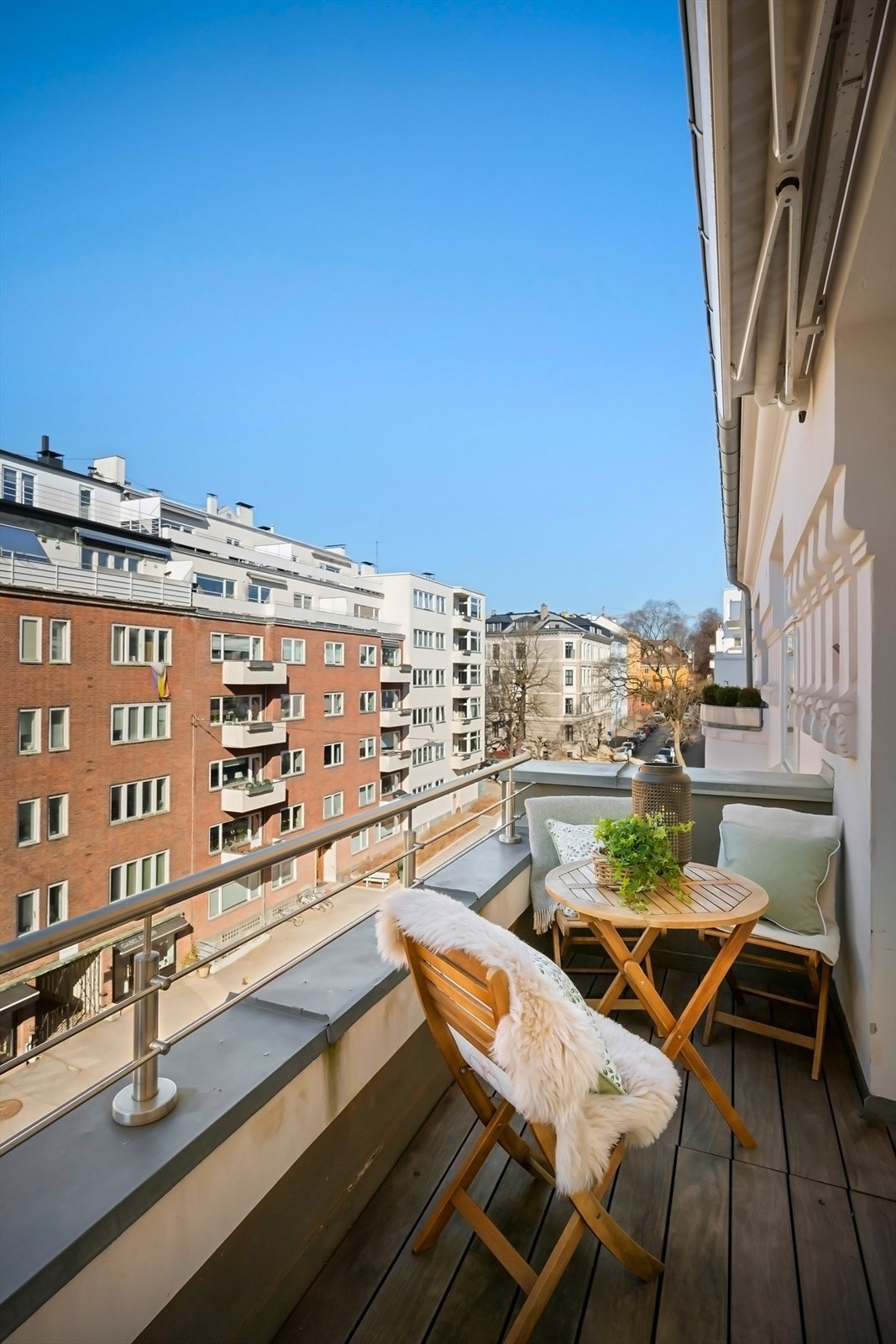 Utgang til balkong med rikelig med ettermiddagssol på sommeren, integrert led belysning med dimmer, elektrisk markise og sjøutsikt. Galleribilde