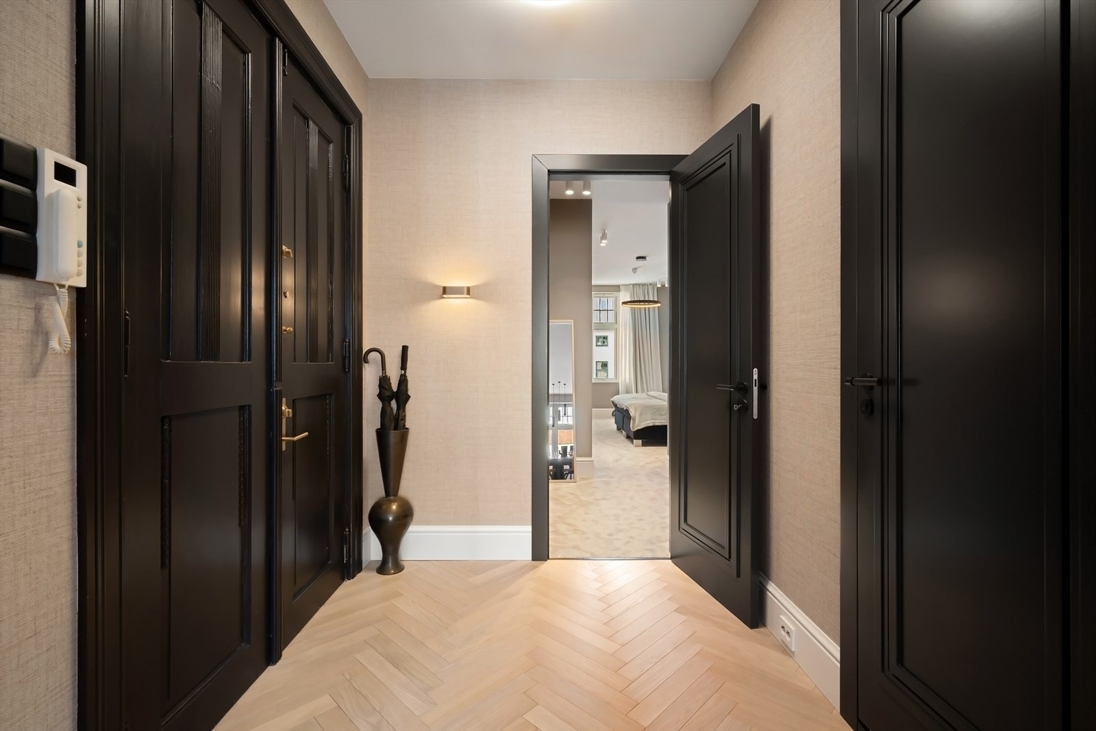 Eksklusive innerdører (2,6m høye) gir et solid inntrykk. Galleribilde