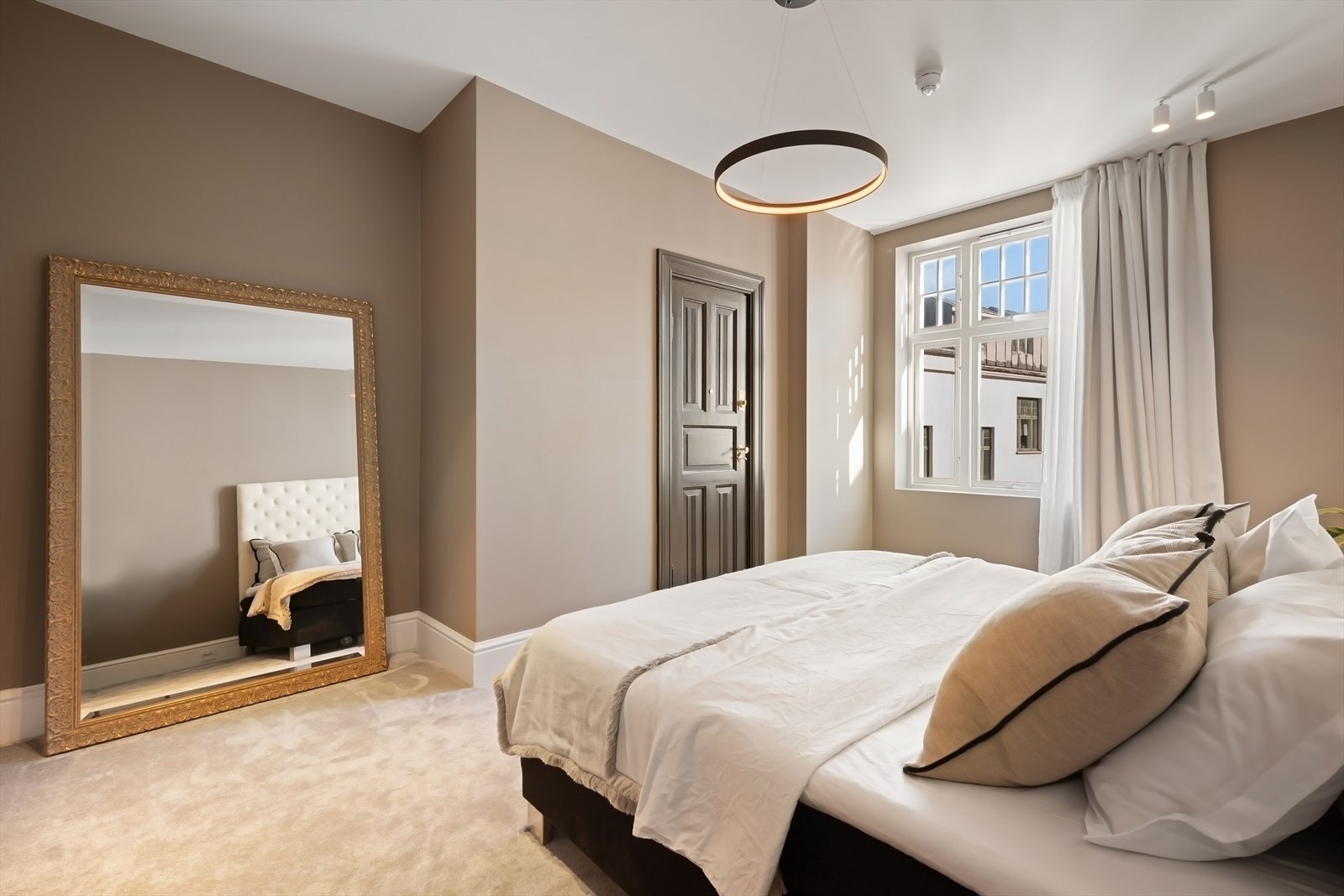 Soverommet vender inn mot rolig bakgård. Galleribilde