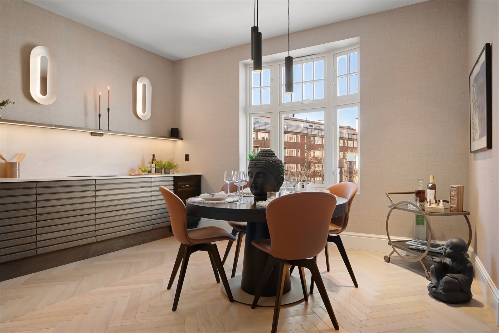 Stilrent Svane-kjøkken med lekre eikefronter. Et flott møbel sentralt i leiligheten. Galleribilde