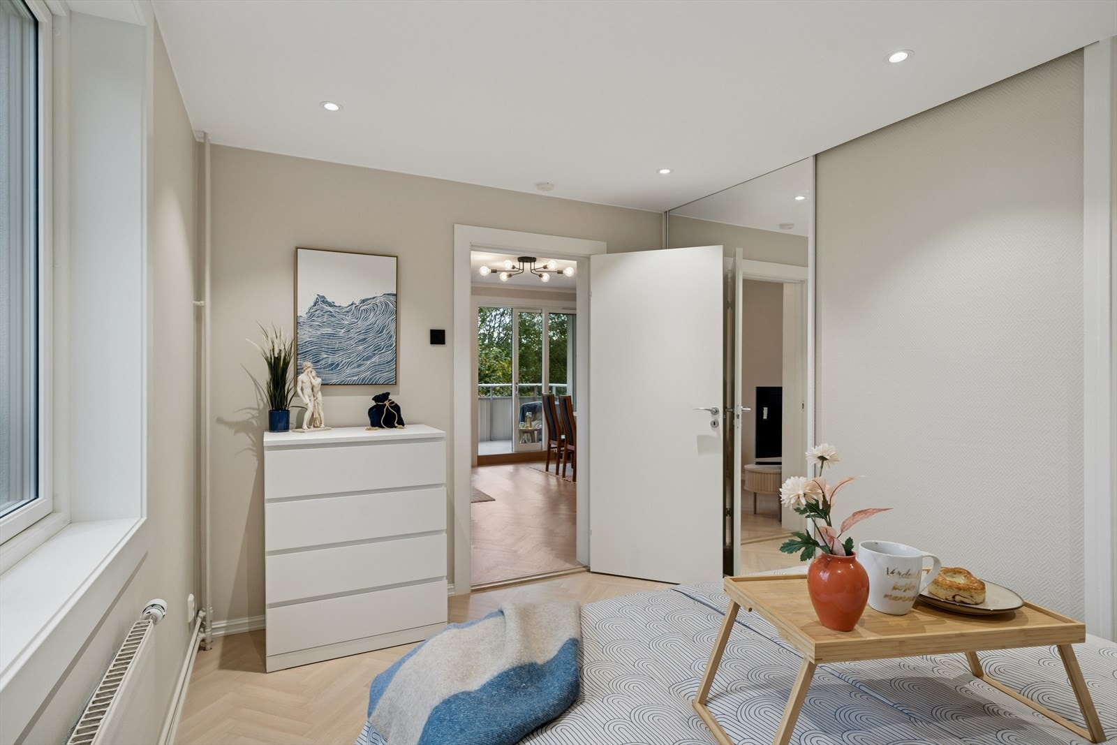 Hovedsoverommet har adkomst fra stuen og byr på god plass til stor dobbeltseng. Galleribilde