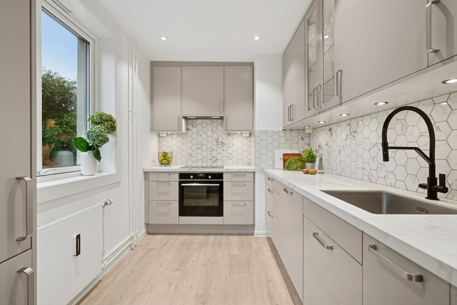 Leiligheten byr på en moderne Epoq kjøkkeninnredning fra 2022 med en stilren design. Galleribilde