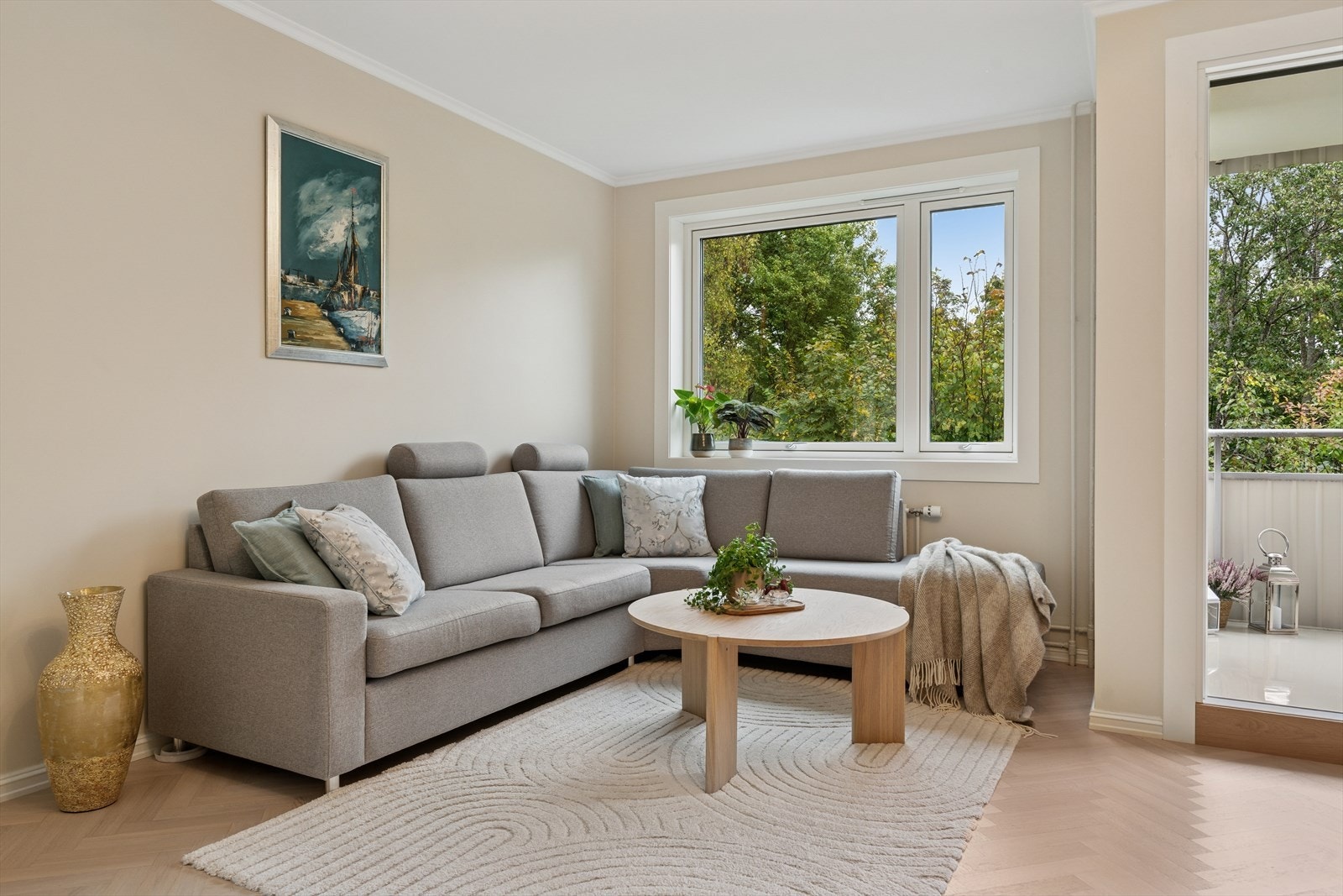 Rommet er lyst og luftig, takket være store vindusflater som sikrer rikelig med dagslys. Galleribilde