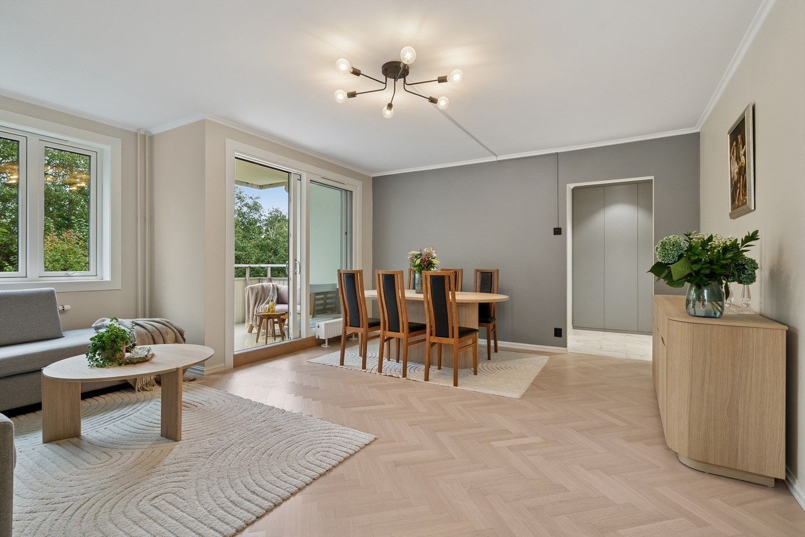 Leiligheten har en pen og representativ stue som fungerer som boligens naturlige samlingspunkt. Galleribilde