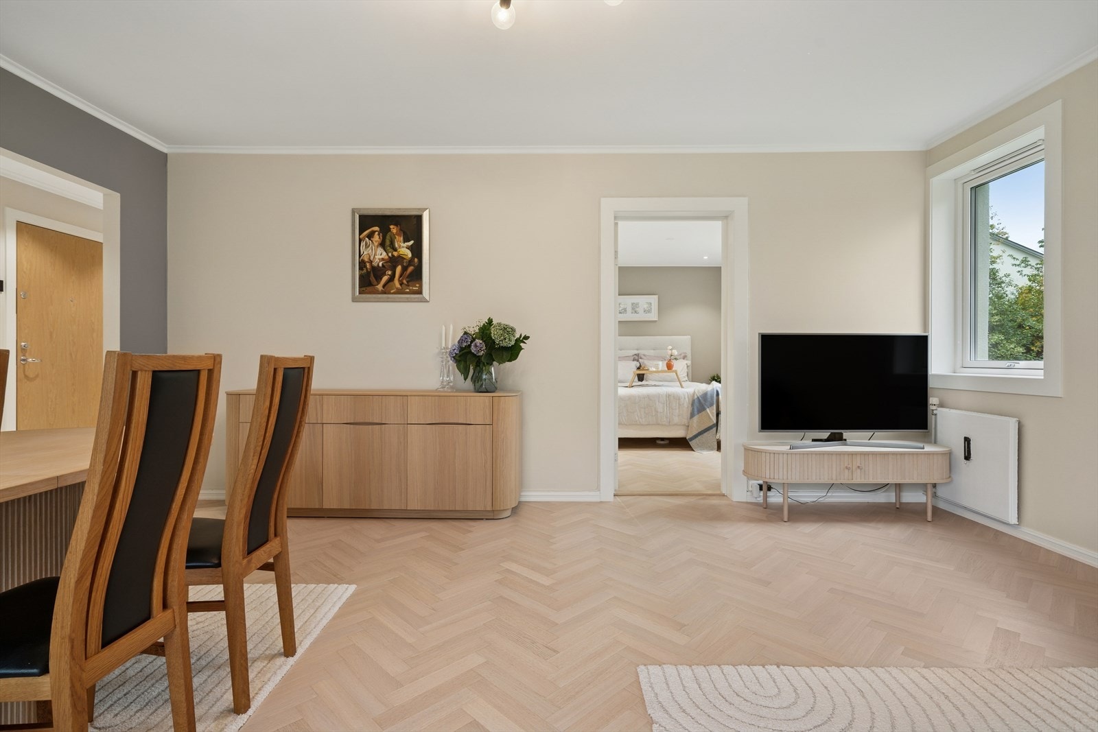 Stuen gir gode møbleringsmuligheter med rikelig plass til både en komfortabel sofagruppe og en egen spisesone. Galleribilde