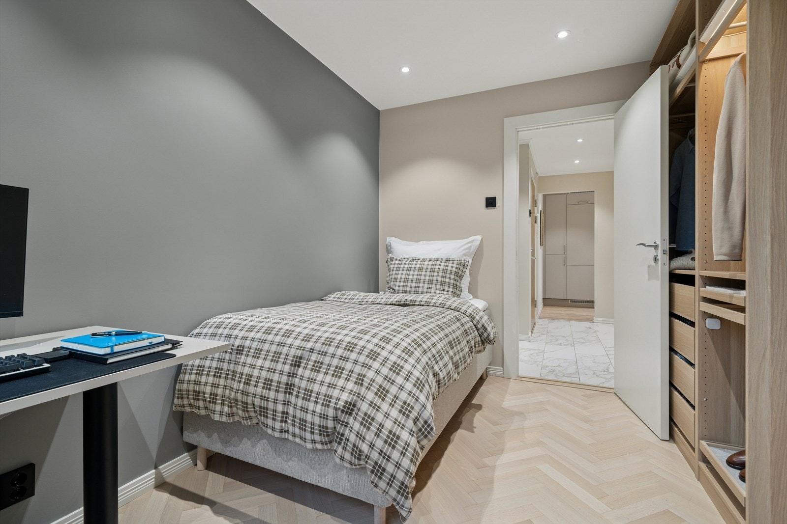 Rommet er noe mindre og egner seg som gjesterom, barnerom eller et kontor. Galleribilde