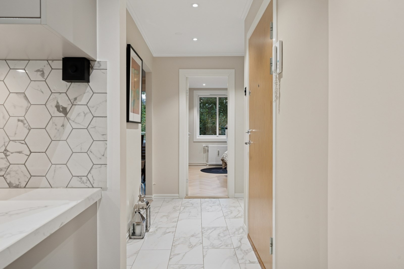 Entreen er flislagt og med god plass til å henge fra seg klær og sko. Galleribilde