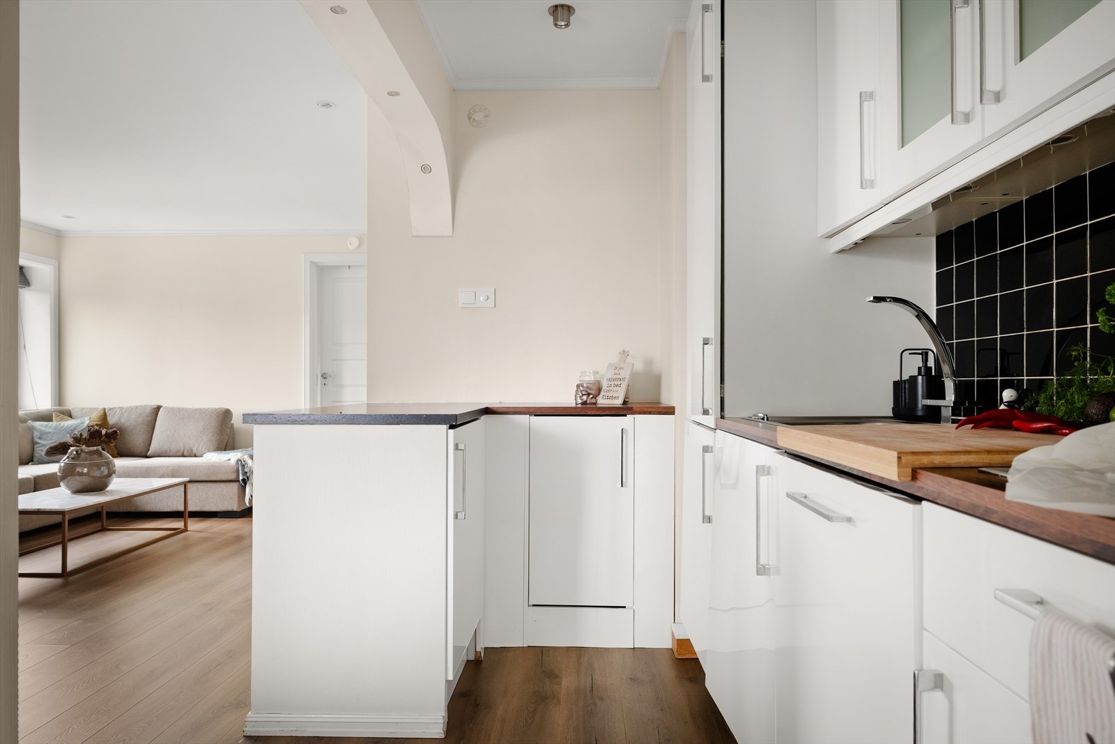 Kjøkkenet er pusset opp i 2010 i følge tidligere salgsoppgave. Galleribilde