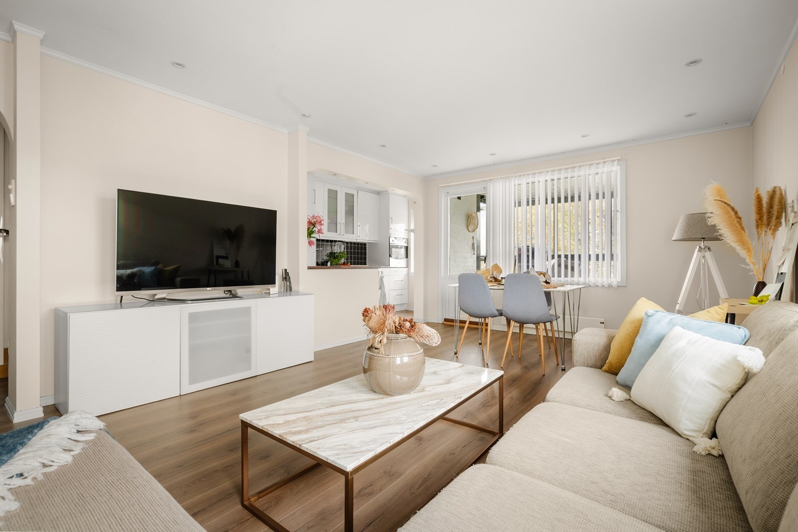 Leiligheten består av kjøkken/stue med utgang til innglasset balkong, bad og et soverom. Galleribilde