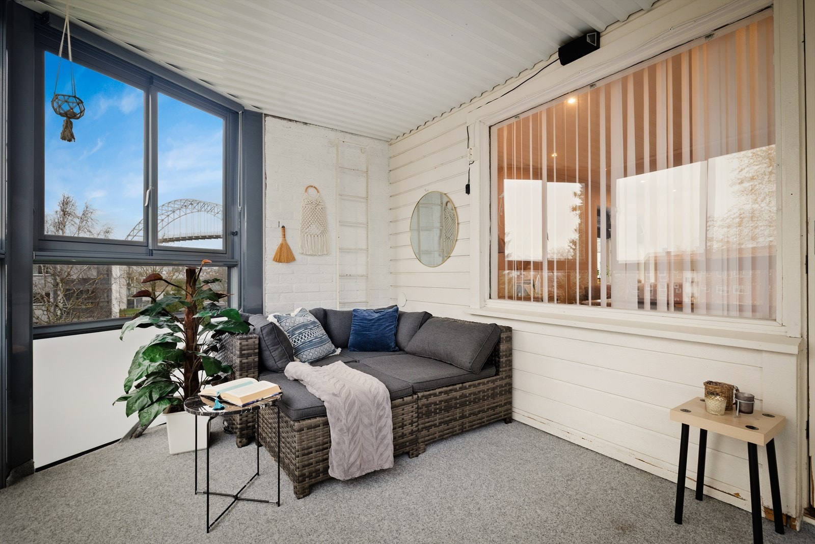 Innglassingen gjør at balkongen er fin å bruke selv i ruskevær! Galleribilde