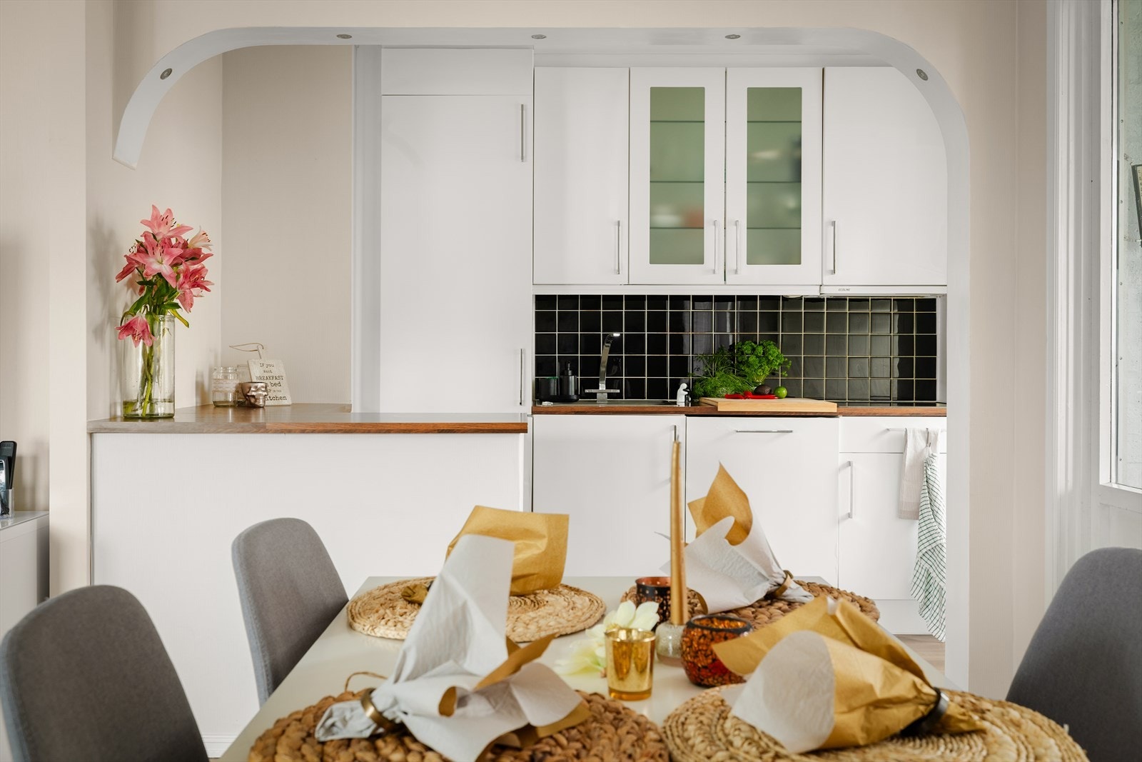 Her kan man kokkelere og samtidig være sosial med gjester. Galleribilde