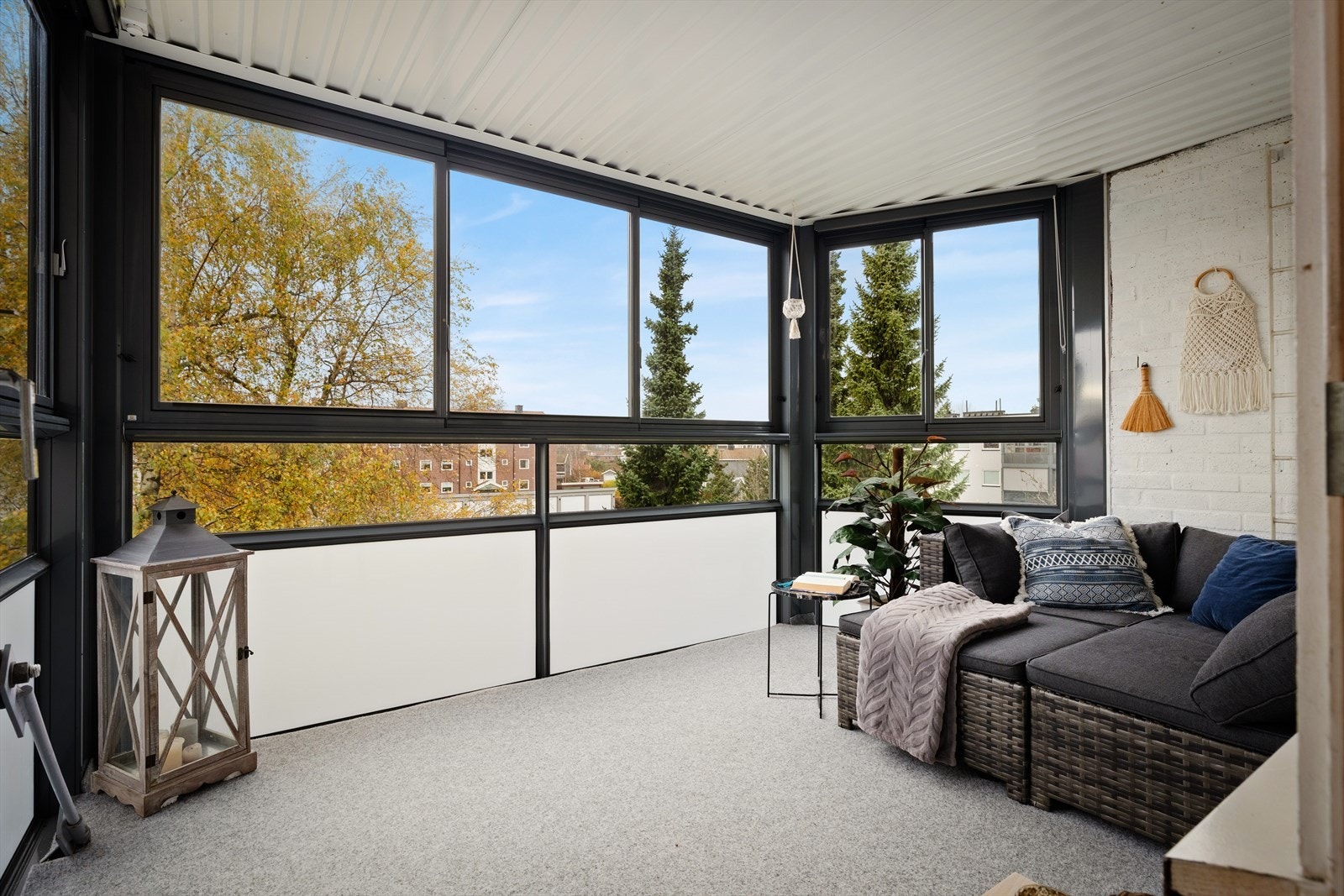 Fra stuen er det utgang til denne innglasserte balkongen på ca. 10 m², med fin utsikt over nærområdet. Galleribilde