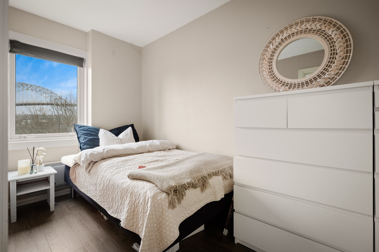 Leiligheten har et soverom av god størrelse med plass til seng, garderobeløsning og annet ønskelig inventar. Galleribilde