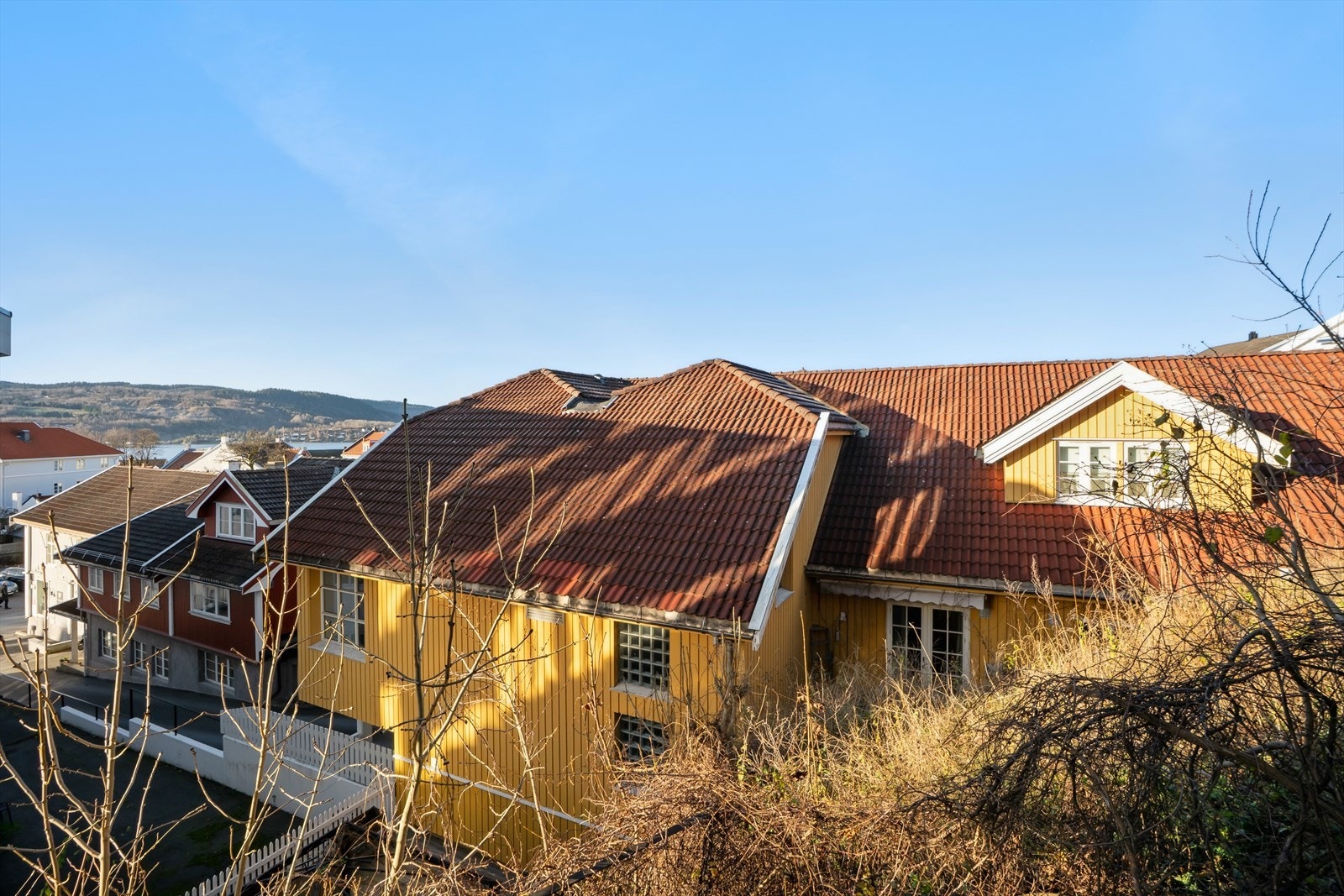 Leiligheten ligger i et attraktivt område midt i Drøbak sentrum, med kort avstand til både natur og byliv Galleribilde