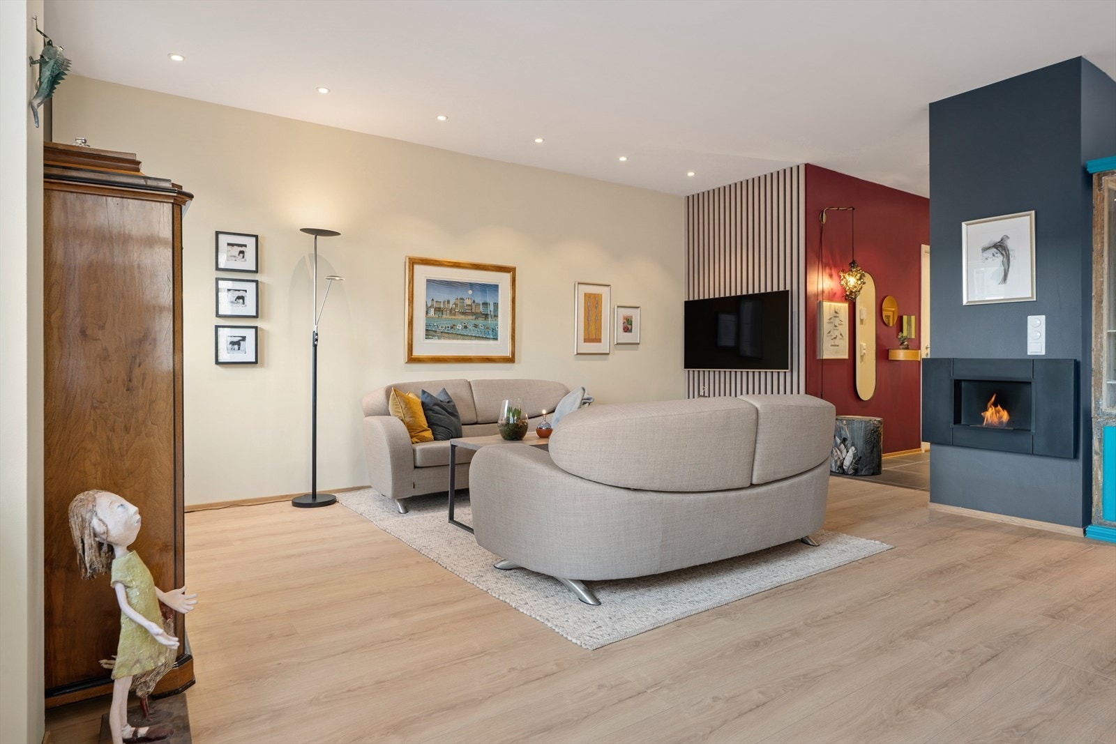 Stuen har et elegant laminatgulv i eik fra BerryAlloc, kombinert med vegger kledd i malte plater som gir rommet et moderne og stilrent uttrykk Galleribilde