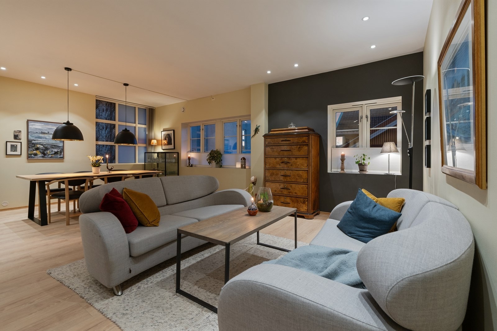 Store vindusflater med brede vinduskarmer slipper inn rikelig med dagslys og gir rommet en sjarmerende karakter Galleribilde