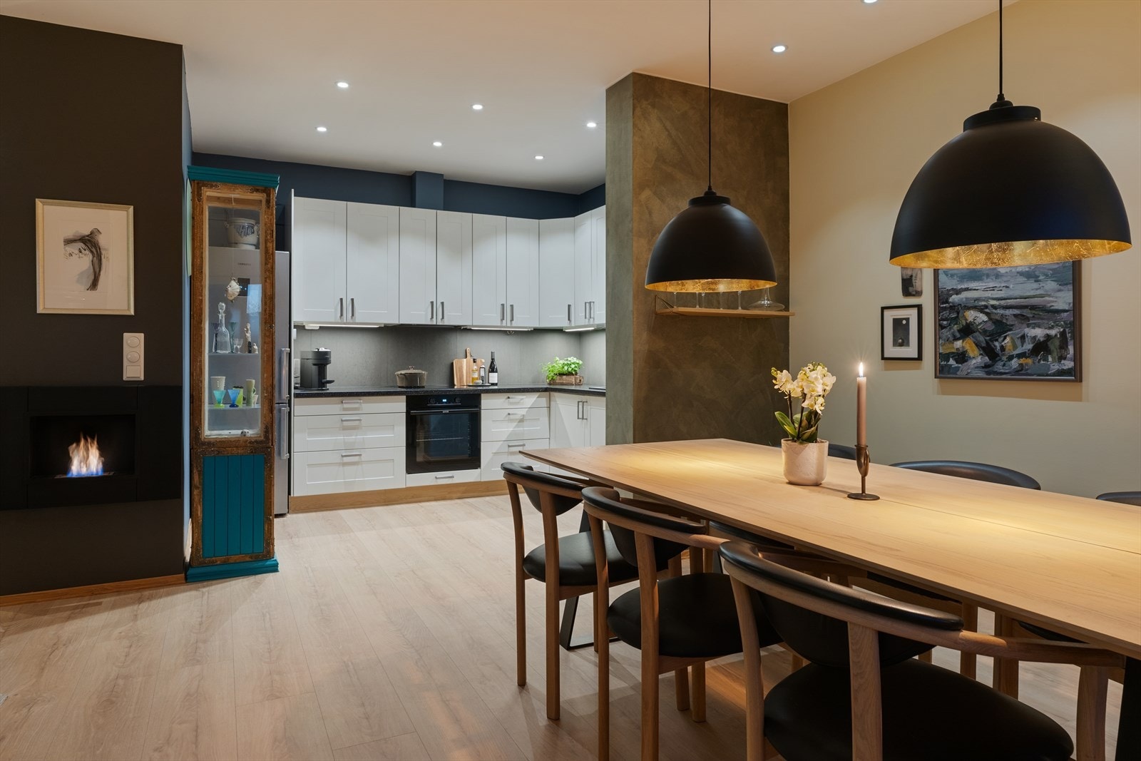 Spiseplassen har plass til et stort bord, ideelt for middagsselskaper Galleribilde