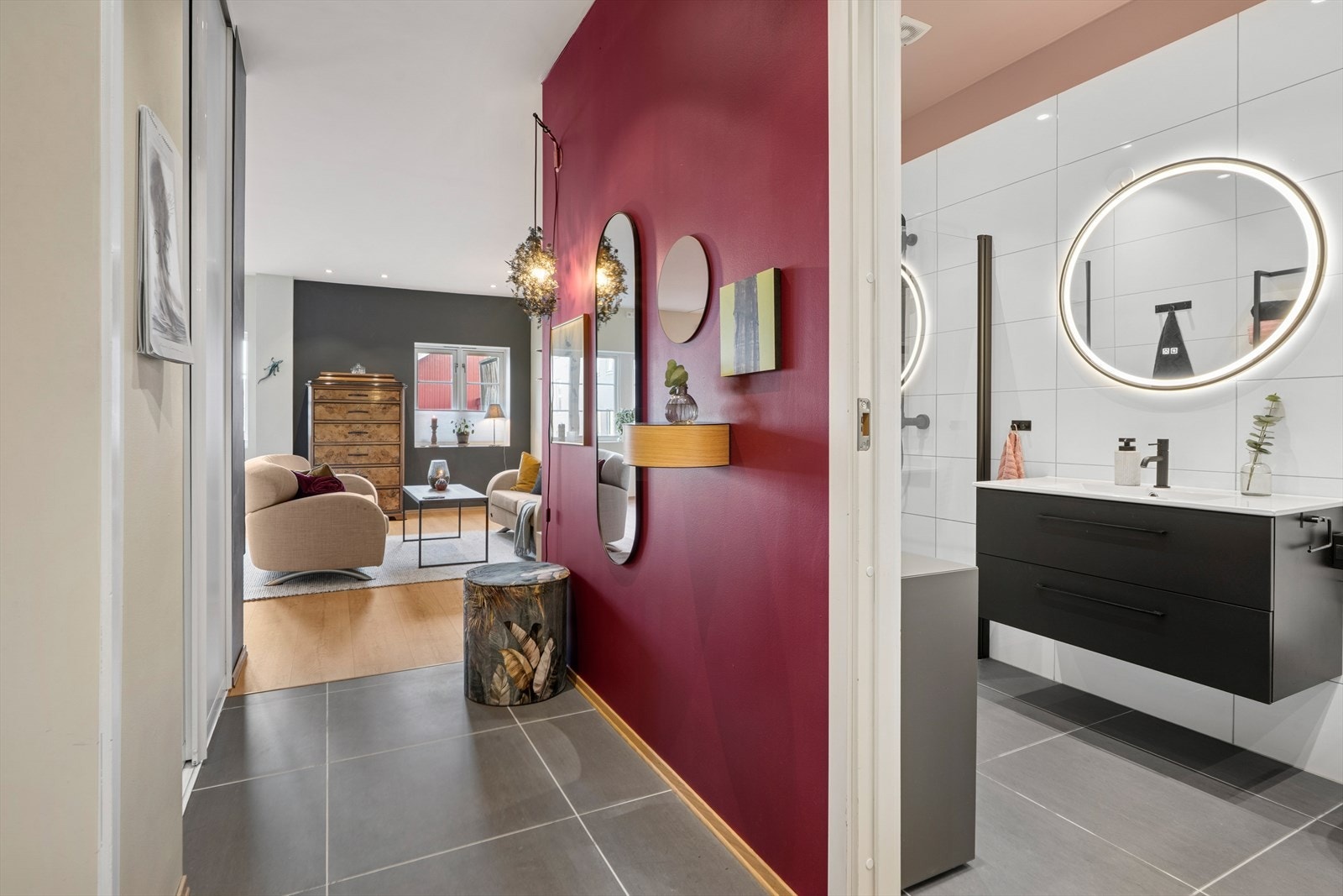 Flislagt gulv og malte vegger skaper et moderne uttrykk Galleribilde