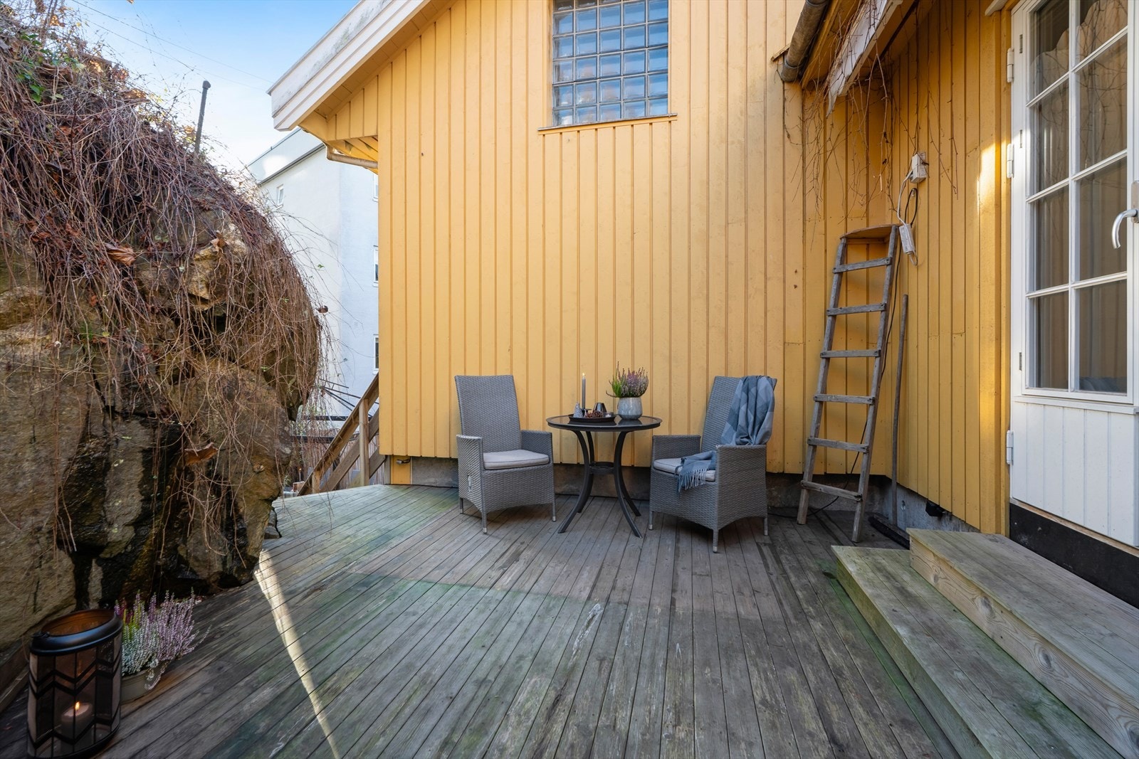 Terrassen har tregulv og rekkverk i tre, som skaper et naturlig og innbydende uteområde perfekt for avslapning Galleribilde