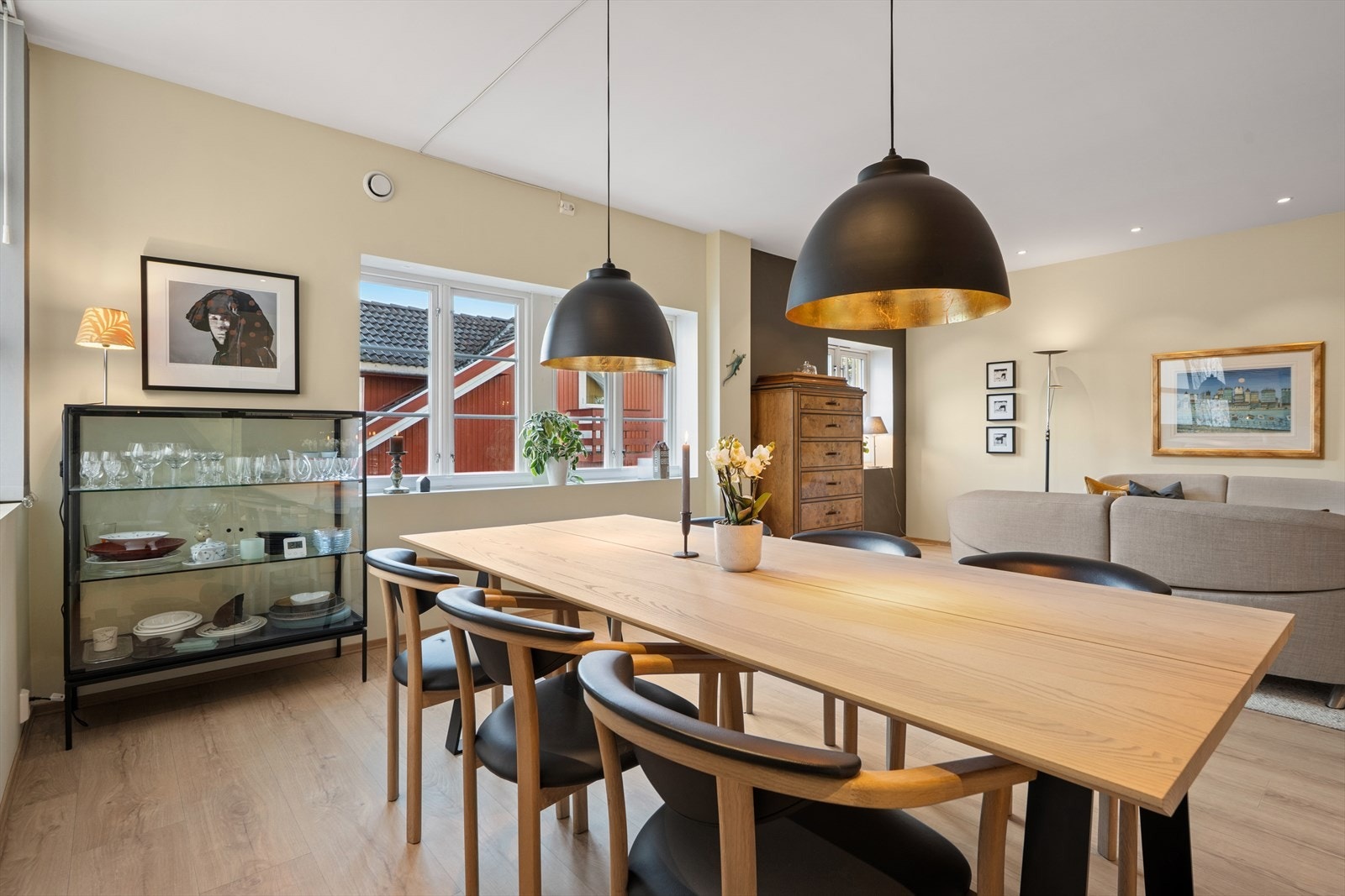 Stuen har god plass til både sofagruppe og spisestue, og den åpne planløsningen gir fleksible møbleringsmuligheter Galleribilde