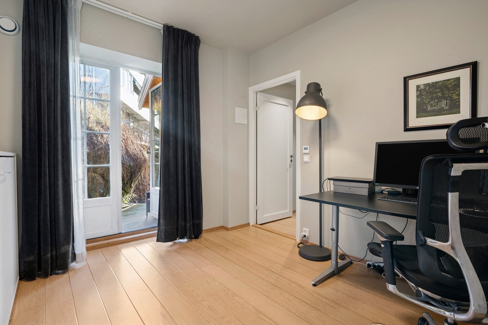 Det ene soverommet benyttes i dag til kontor. Rommet har direkte utgang til leilighetens uteplasser - en terrasse fordelt over to nivåer Galleribilde