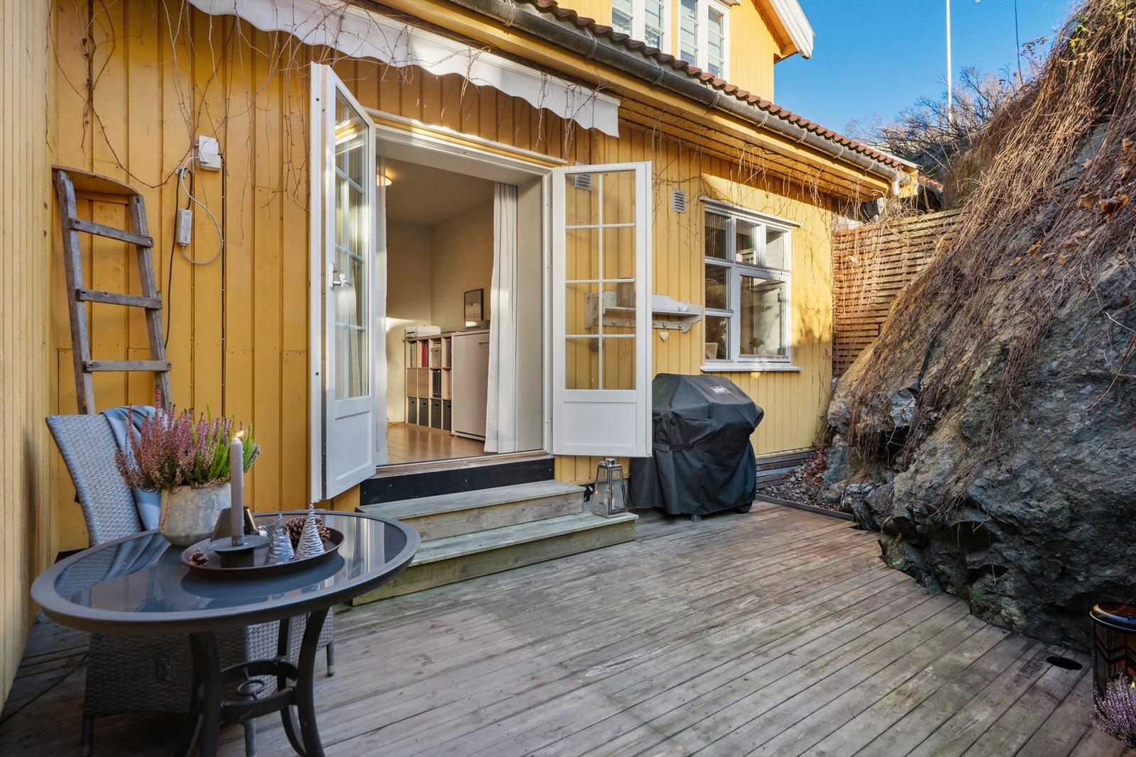 Direkte utgang fra soverommet til terrassen gir enkel og praktisk tilgang til uteområdet Galleribilde