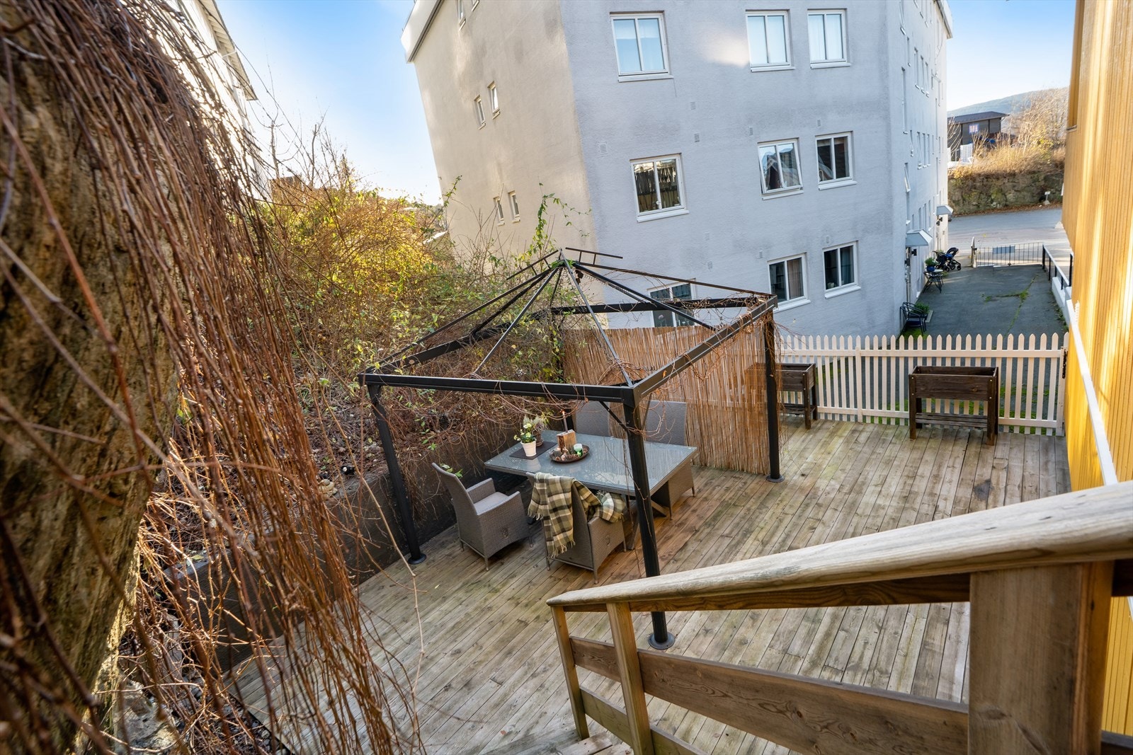 Leiligheten har en spennende planløsning med terrasseplattinger på ulike nivåer med gode lys- og solforhold Galleribilde