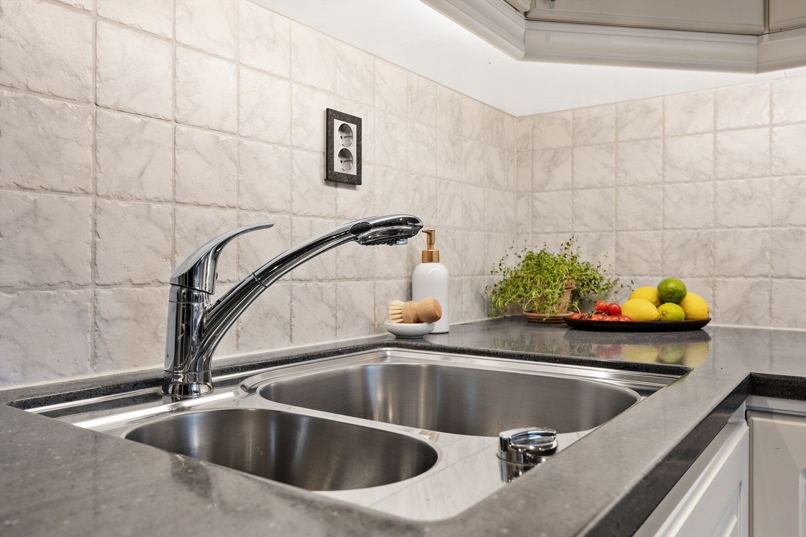 Benkeplaten i laminat har en underlimt kum og gir gode arbeidsflater. Galleribilde