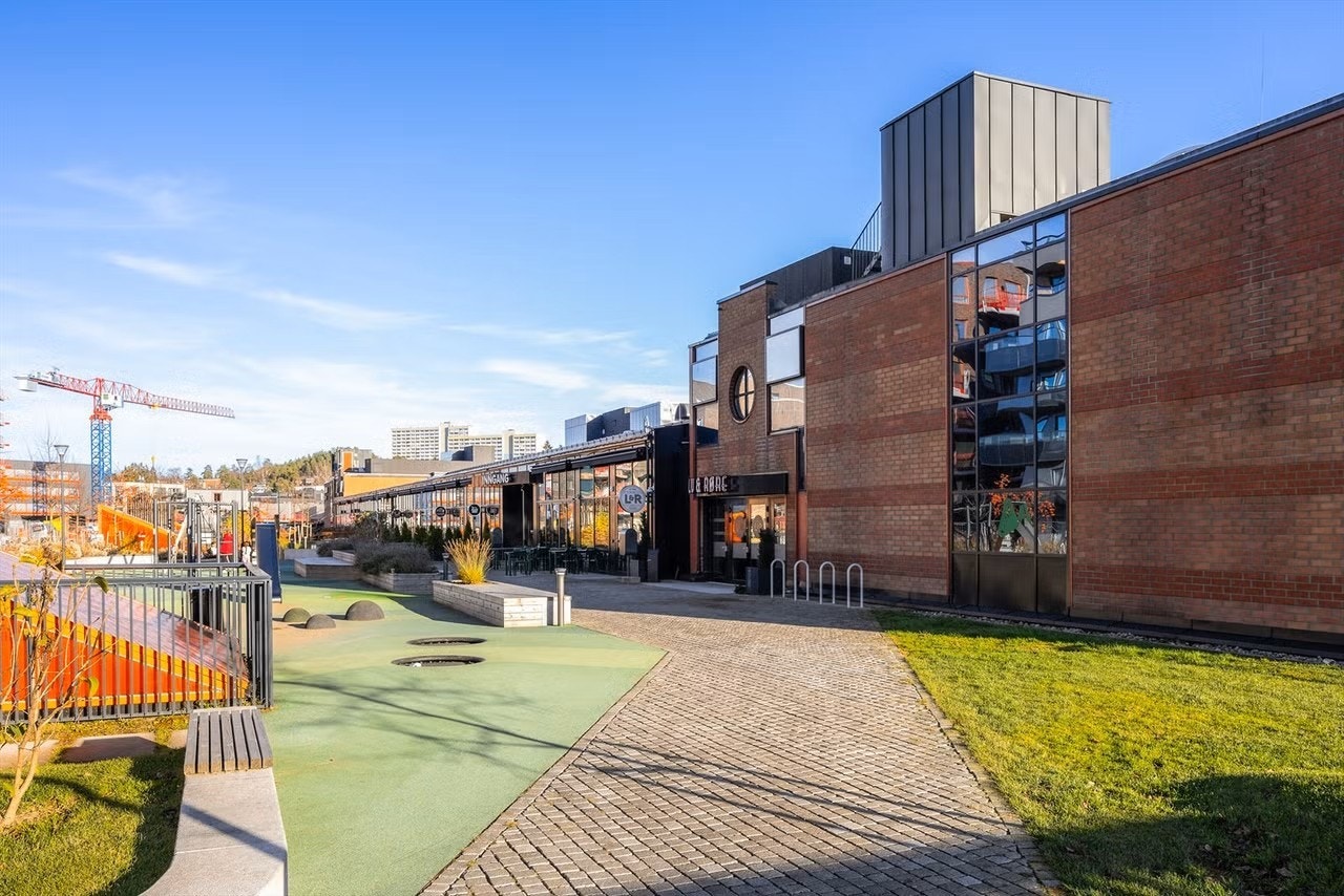 Skårerløkka ligger midt i det som betegnes som 'nye Lørenskog sentrum', rett ved Triaden kjøpesenter Galleribilde