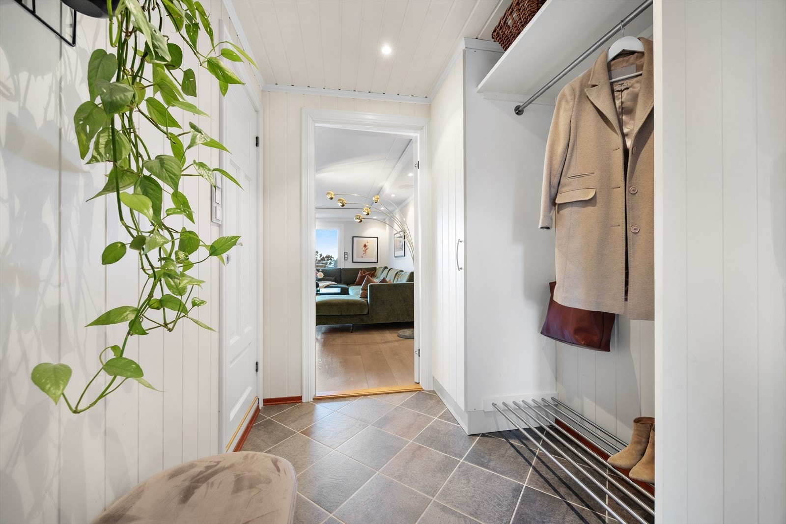 En praktisk garderobeløsning i entréen gir god plass til oppbevaring av yttertøy og sko. Galleribilde