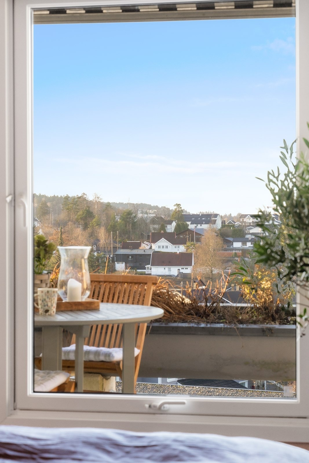 Vinduet fra 2015 rammer inn utsikten og slipper inn godt med dagslys. Galleribilde