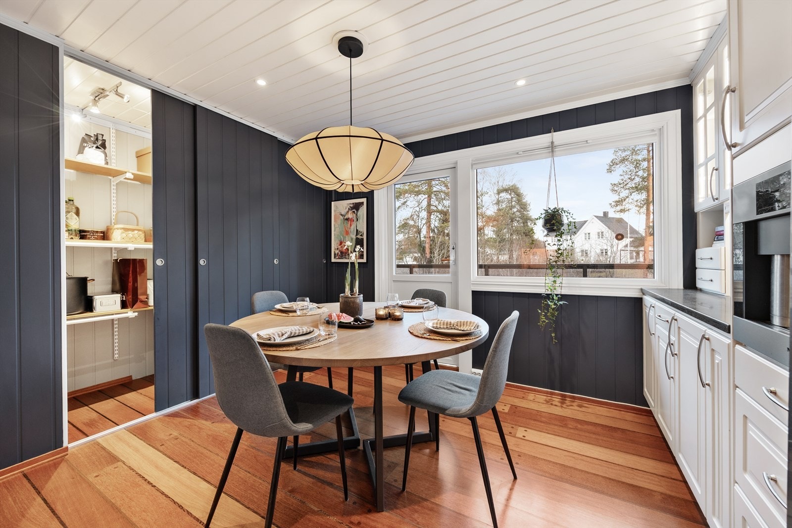 Et praktisk spiskammer med skyvedører gir rikelig med ekstra lagringsplass. Galleribilde