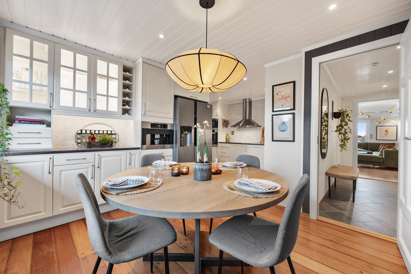 Vi går videre til kjøkkenet, som er et separat rom med adkomst fra entréen. Galleribilde