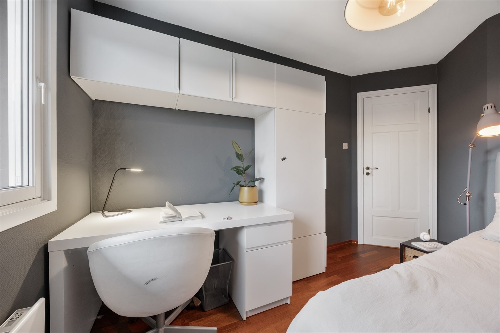 Rommet har plass til seng, garderobe og en egen arbeidsplass med smart oppbevaring. Galleribilde