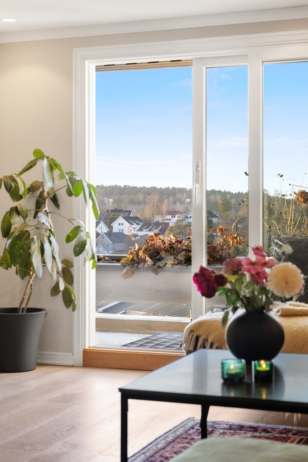 Balkongdøren visker ut skillet mellom inne- og uterom på varme dager. Galleribilde