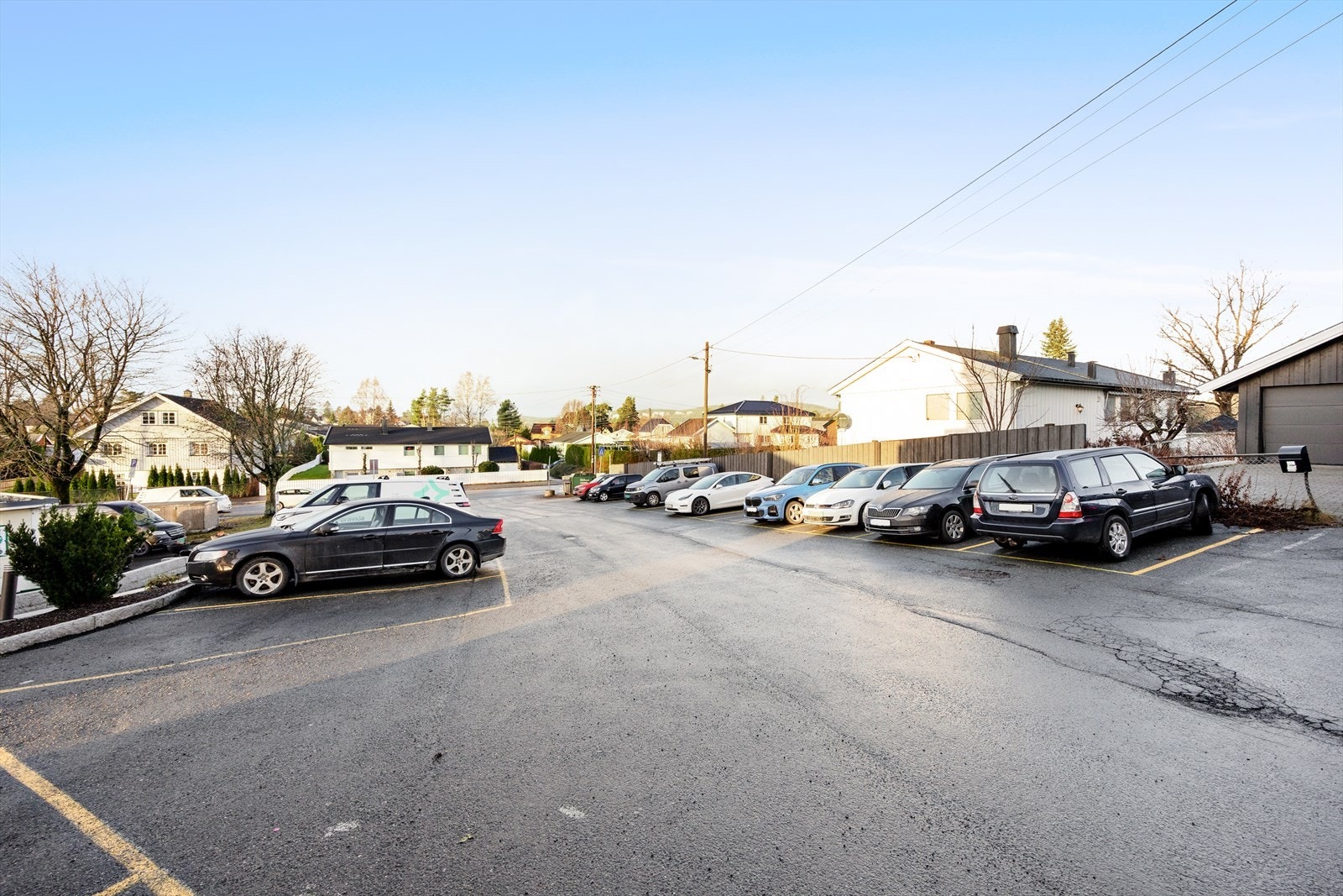 Det er gode parkeringsmuligheter for gjester på borettslagets fellesområder. Galleribilde
